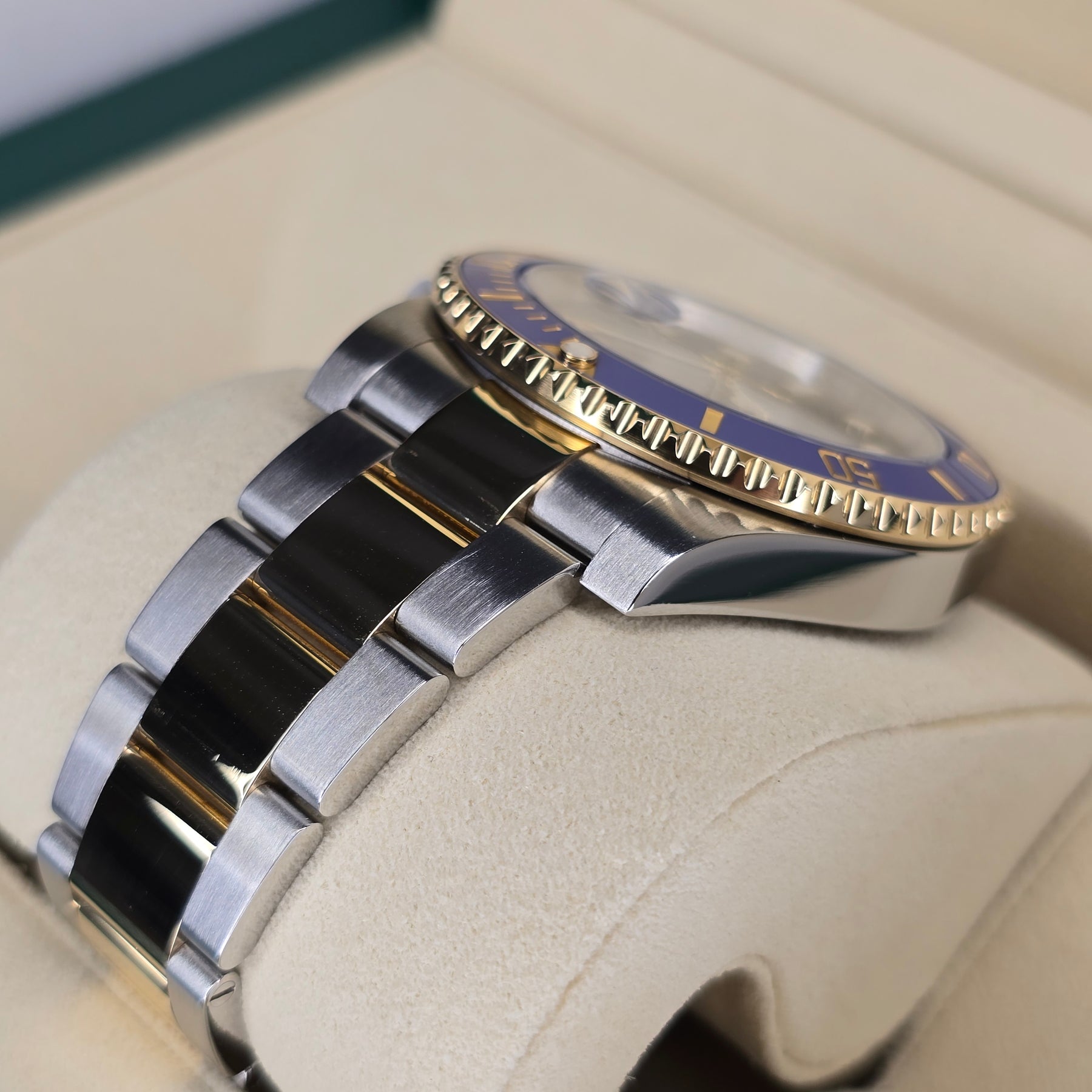Rolex Submariner Date 116613LB Bluesy case, oyster bracelet view