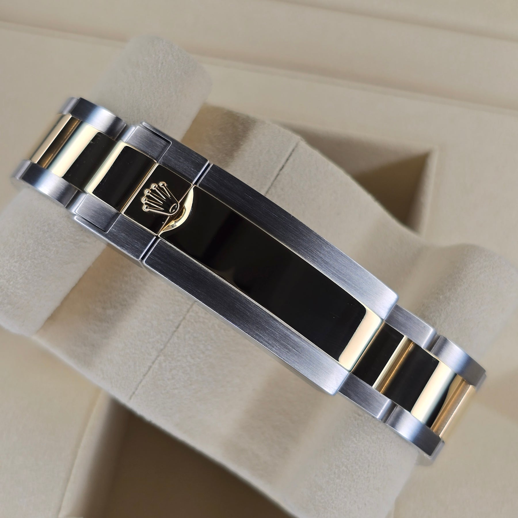 Rolex Submariner Date 116613LB Bluesy clasp view