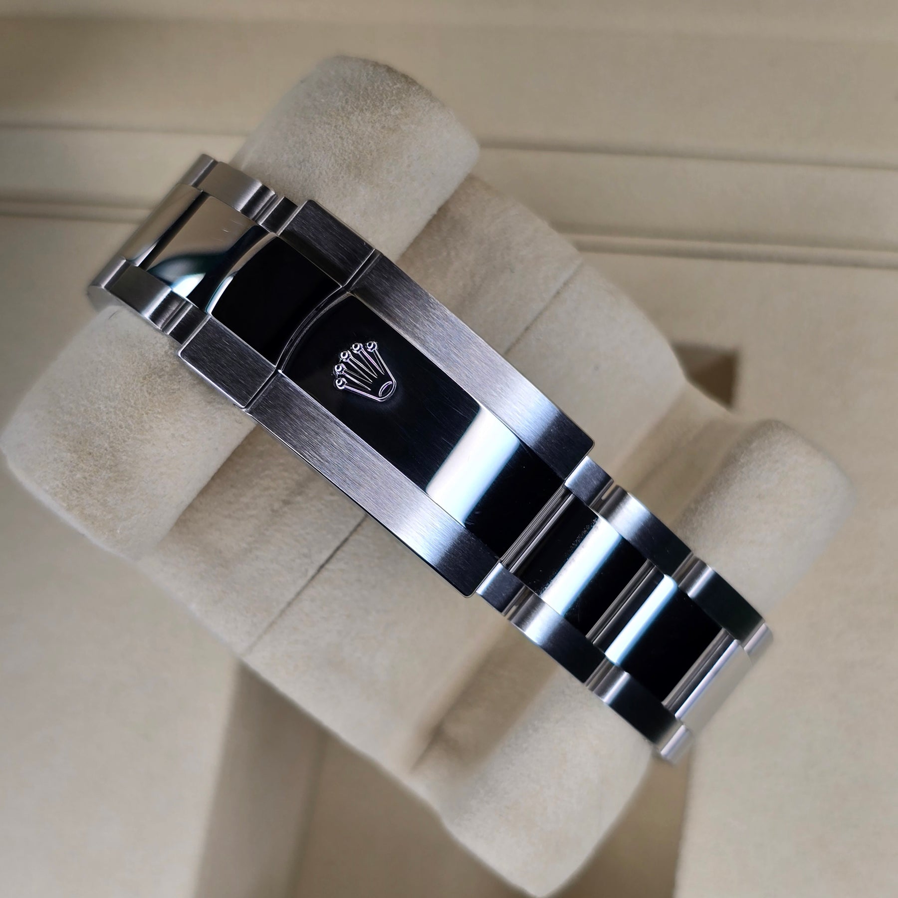 Rolex Datejust 126300 Bright Black clasp view