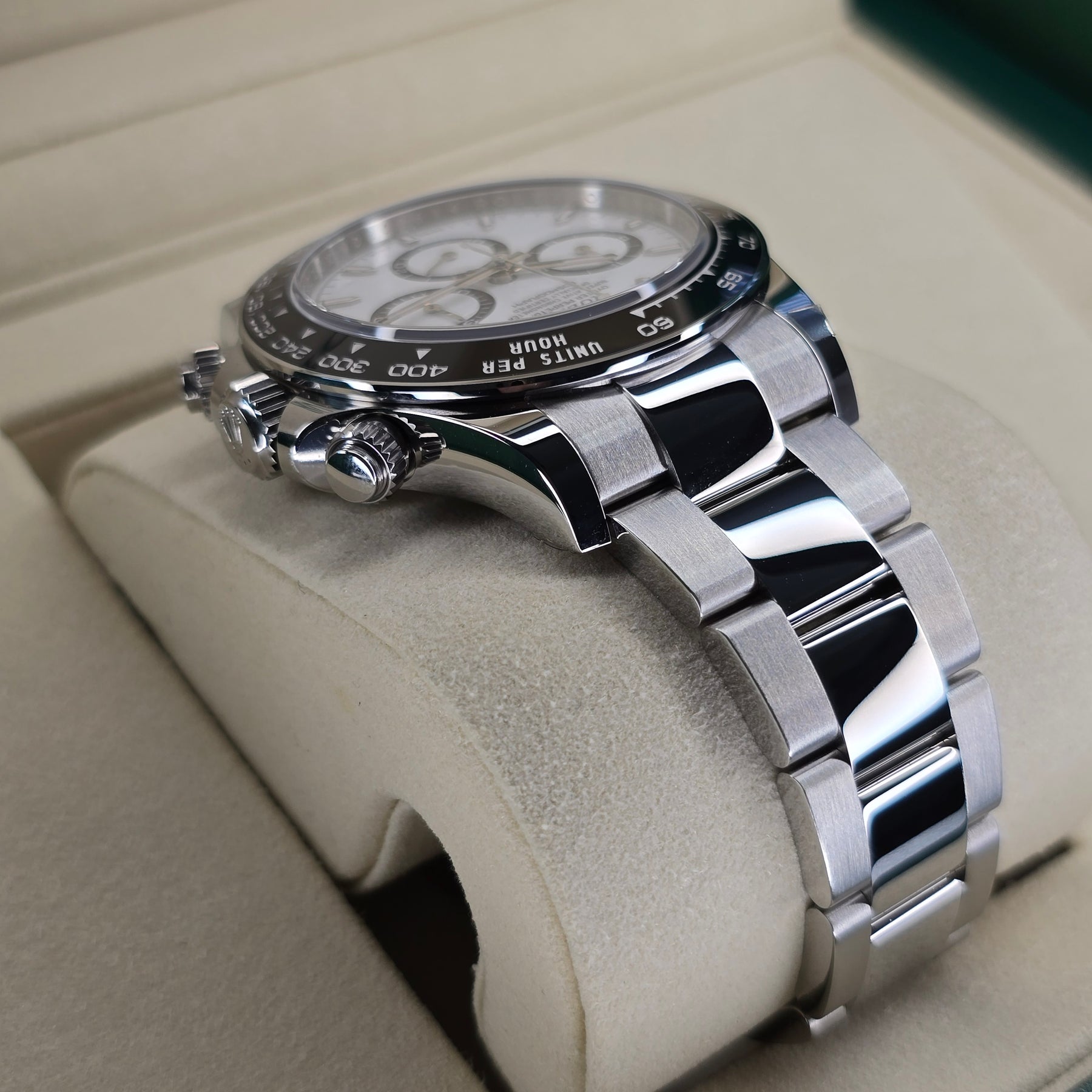 Rolex Cosmograph Daytona Panda 116500LN case, bracelet view