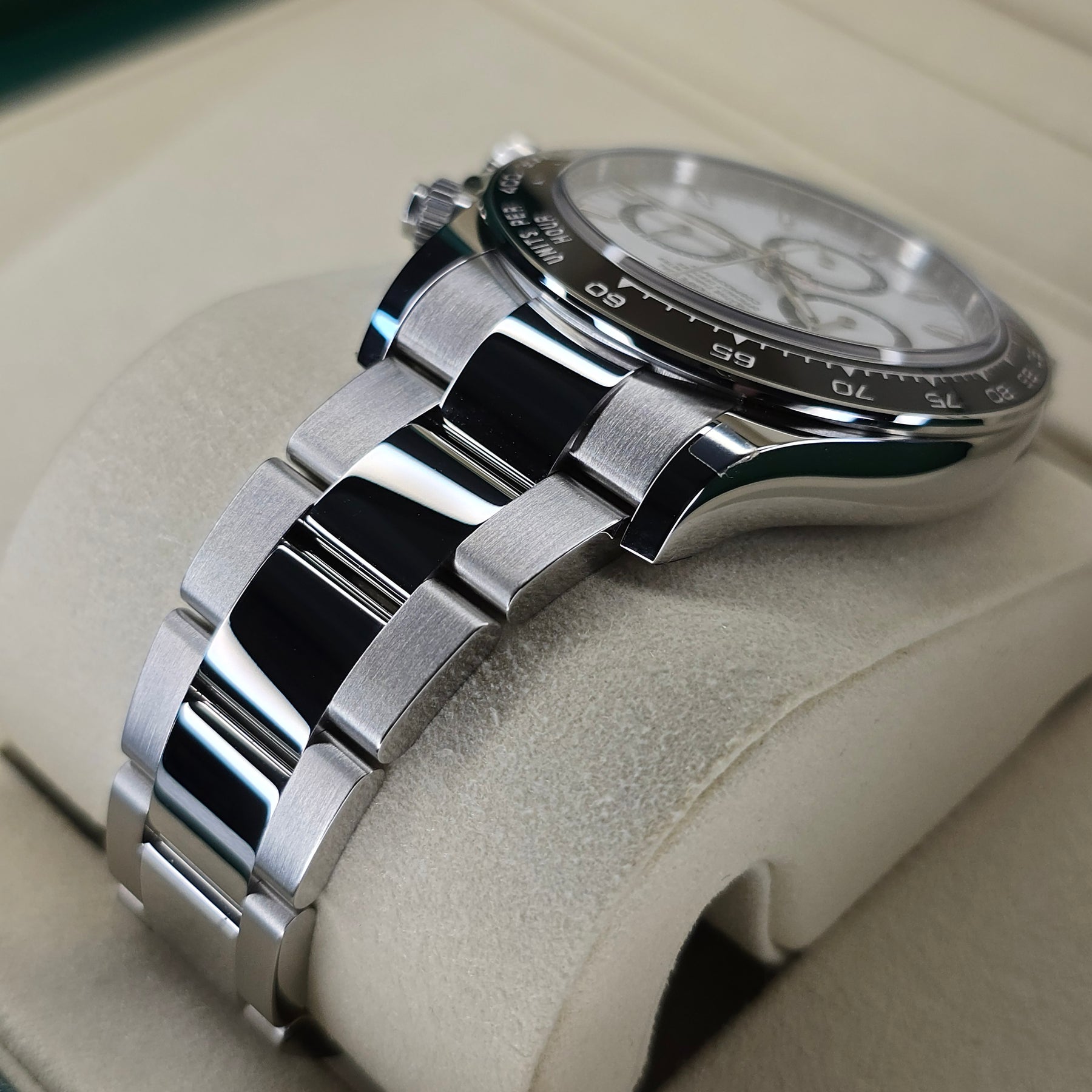 Rolex Cosmograph Daytona Panda 116500LN case, bracelet view