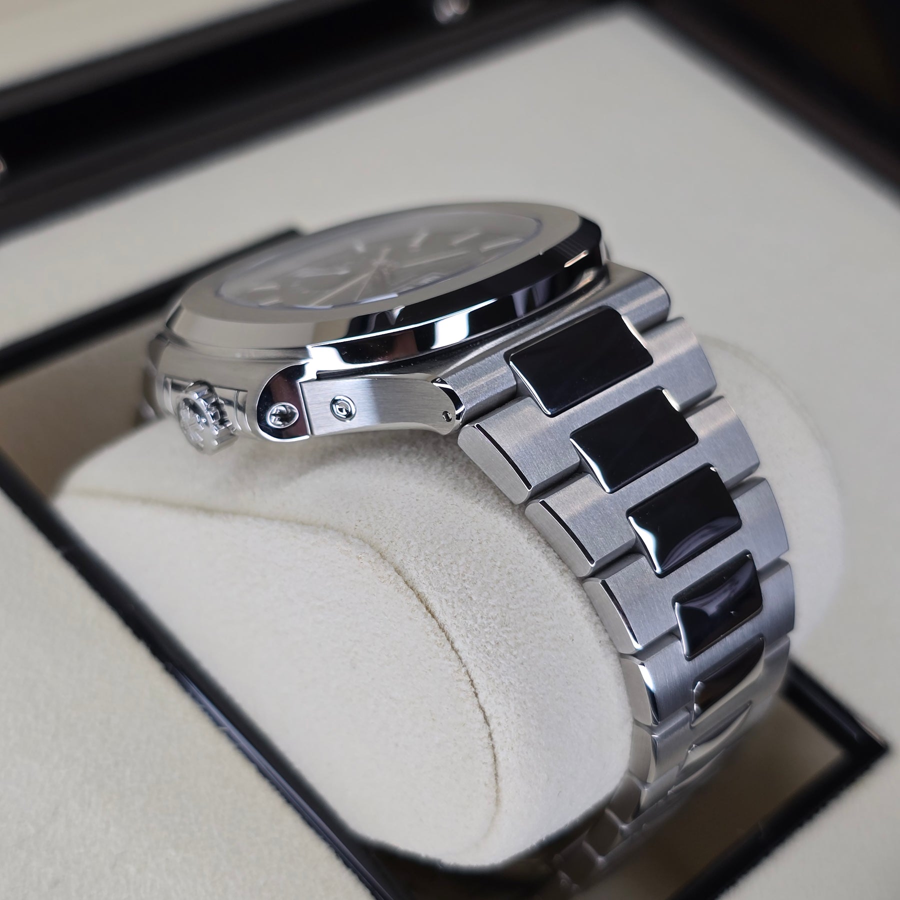 Patek Philippe Nautilus Annual Calendar 5726 case, bracelet view