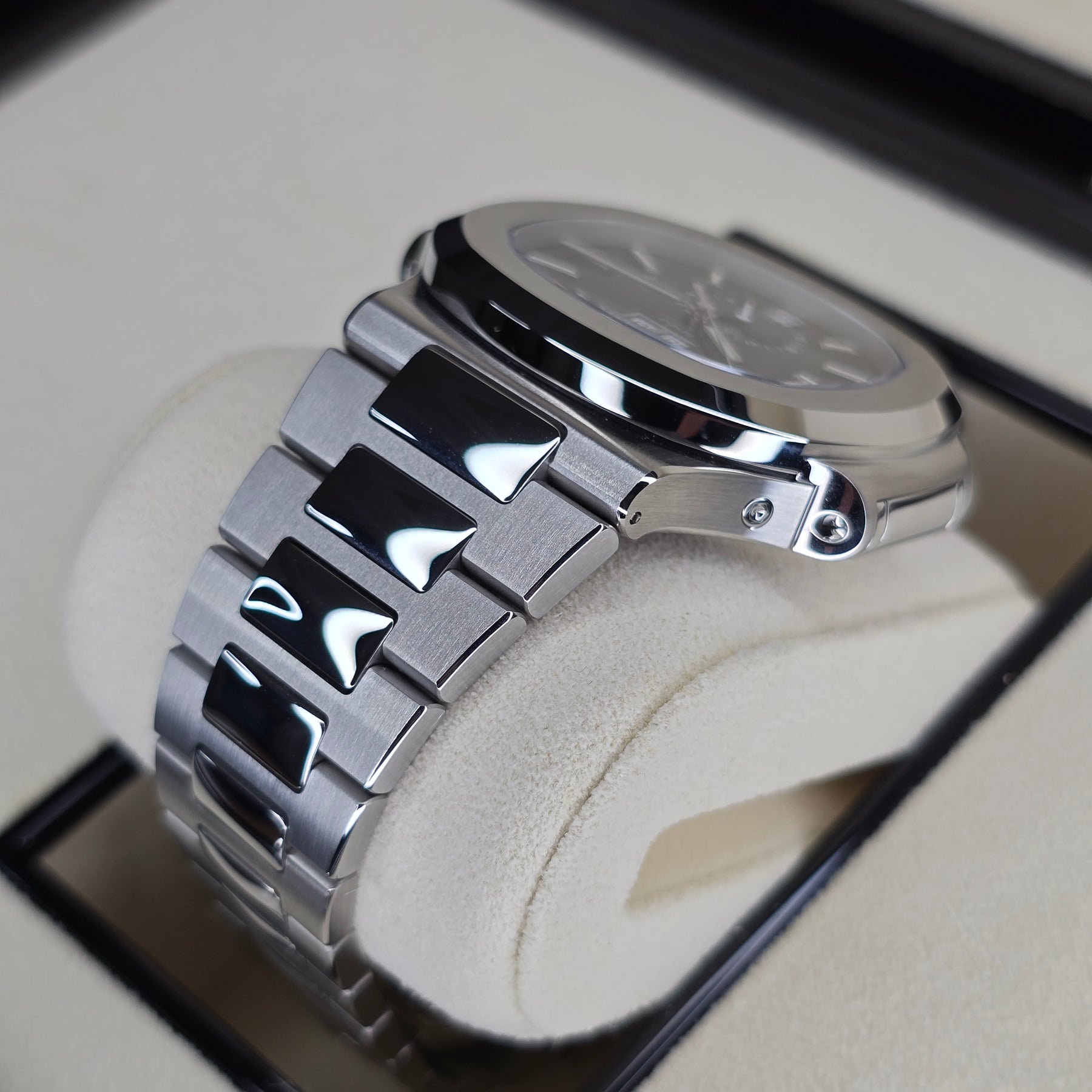 Patek Philippe Nautilus Annual Calendar 5726 case, bracelet view