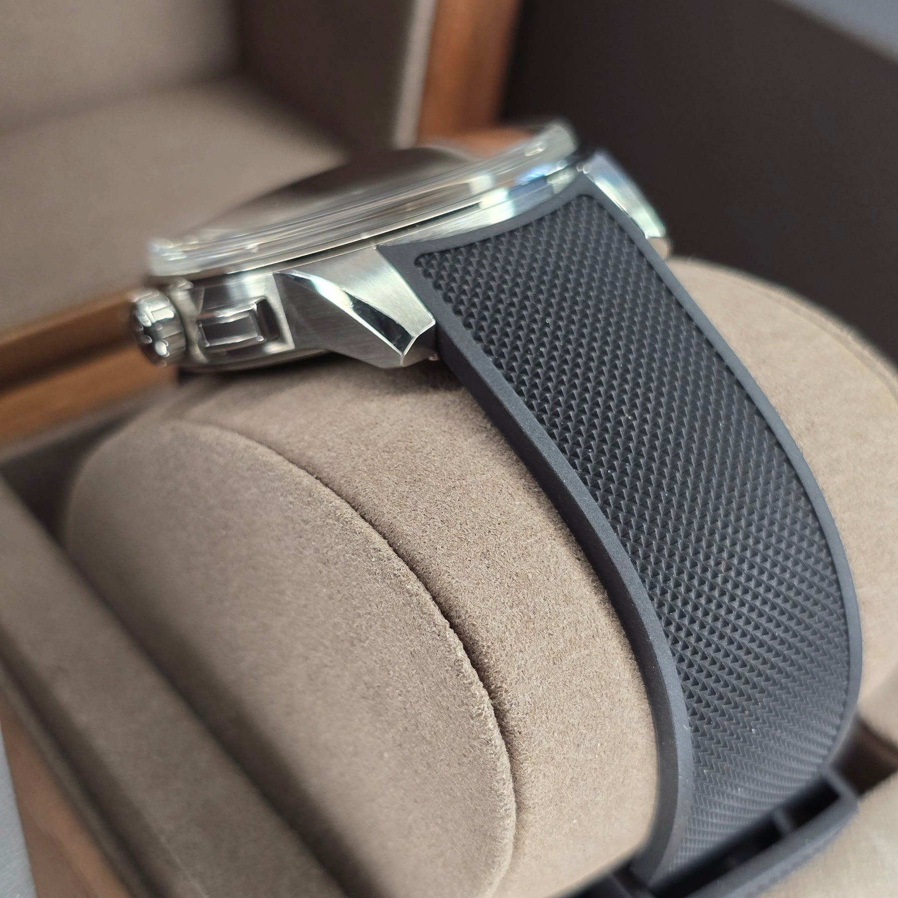 Jeager-LeCoultre Polaris Chronograph Q902843J lugs, strap view