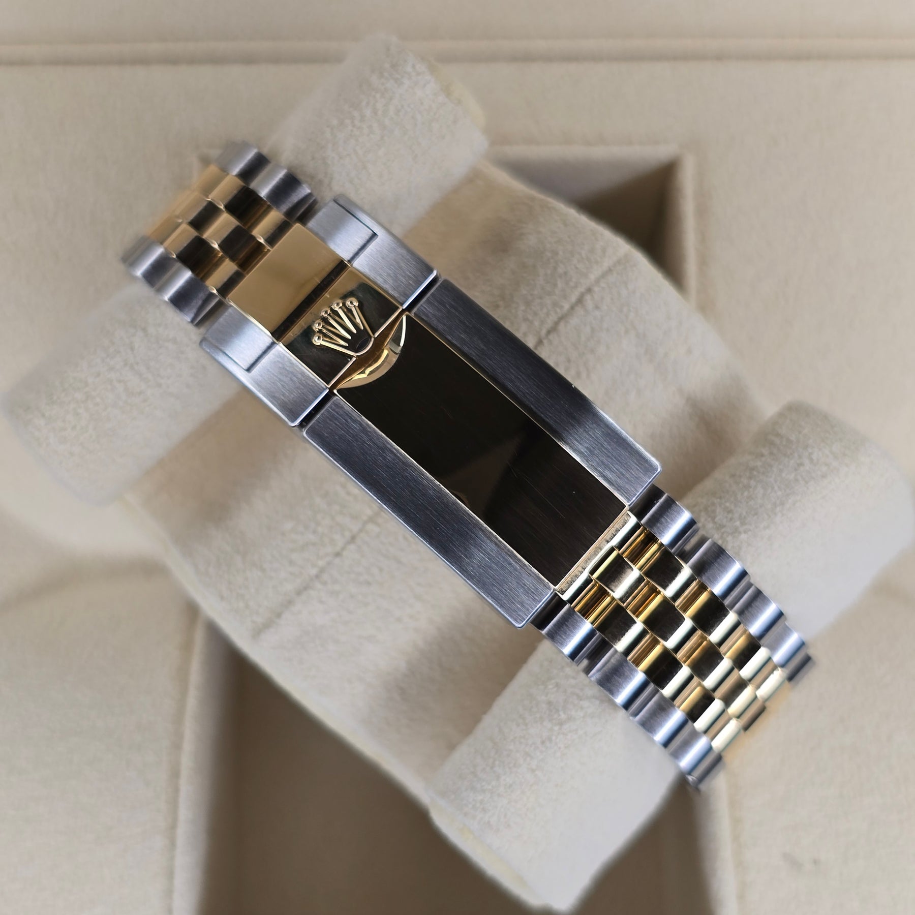 Rolex GMT-Master II 126713GRNR Bumblebee clasp view