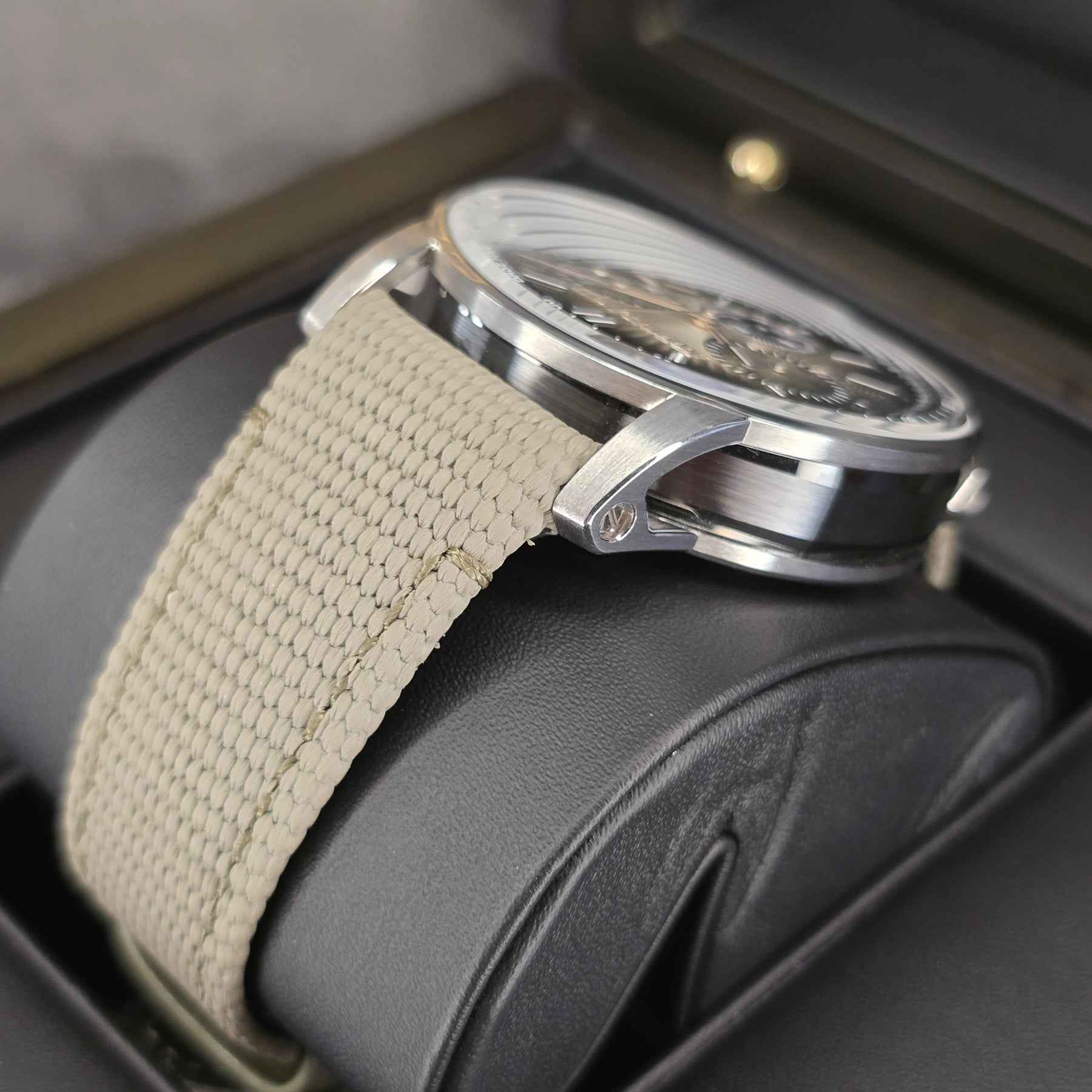 Audemars Piguet Code 11.59 26393QT lugs, strap view