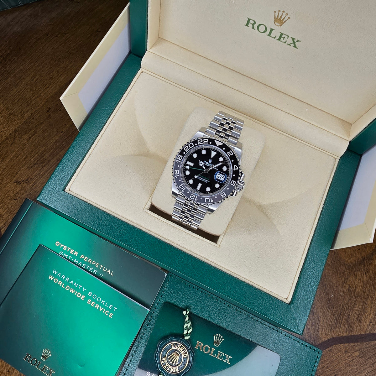 Rolex GMT-Master II Bruce Wayne 126710GRNR Jubilee full set view