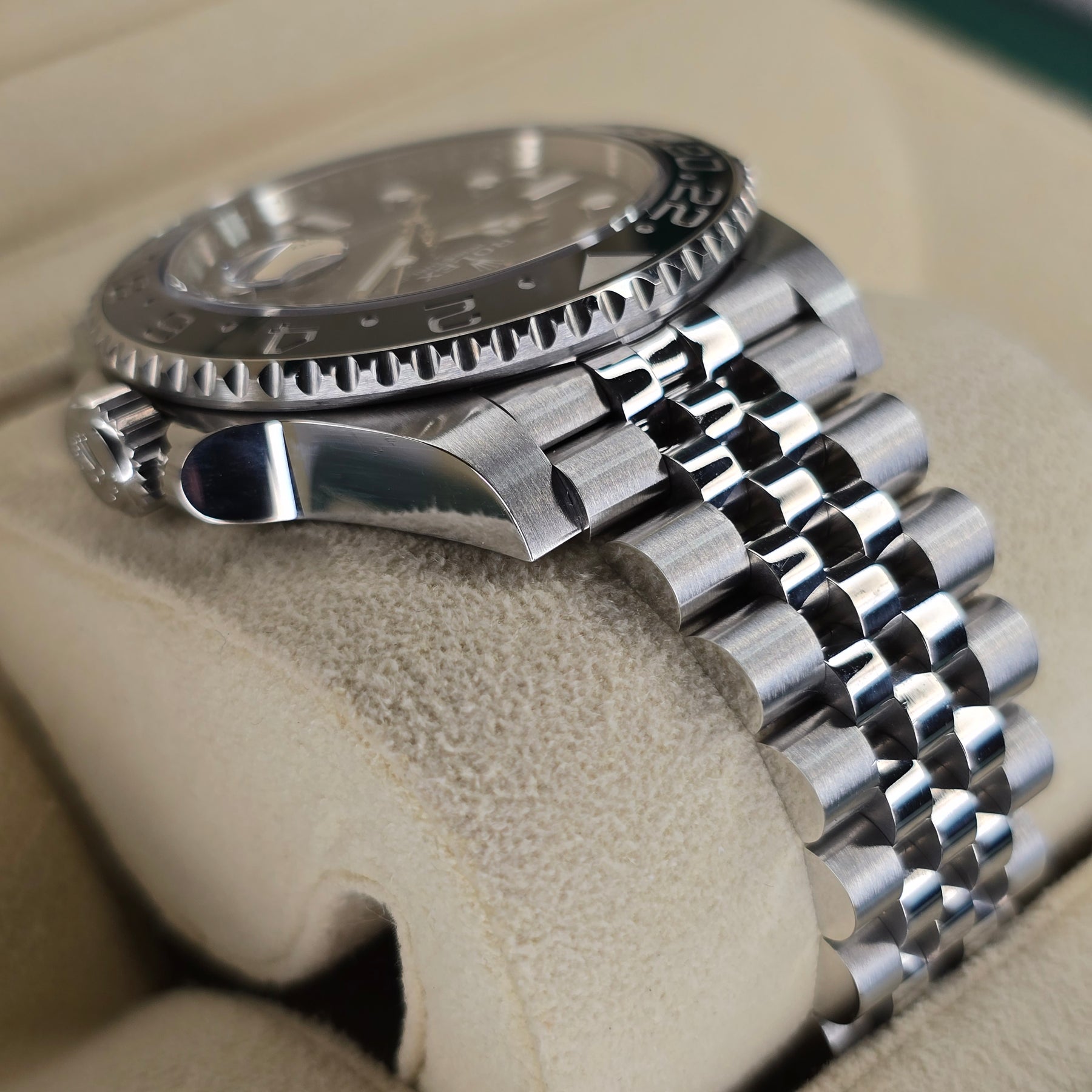Rolex GMT-Master II Bruce Wayne 126710GRNR Jubilee case, bracelet view
