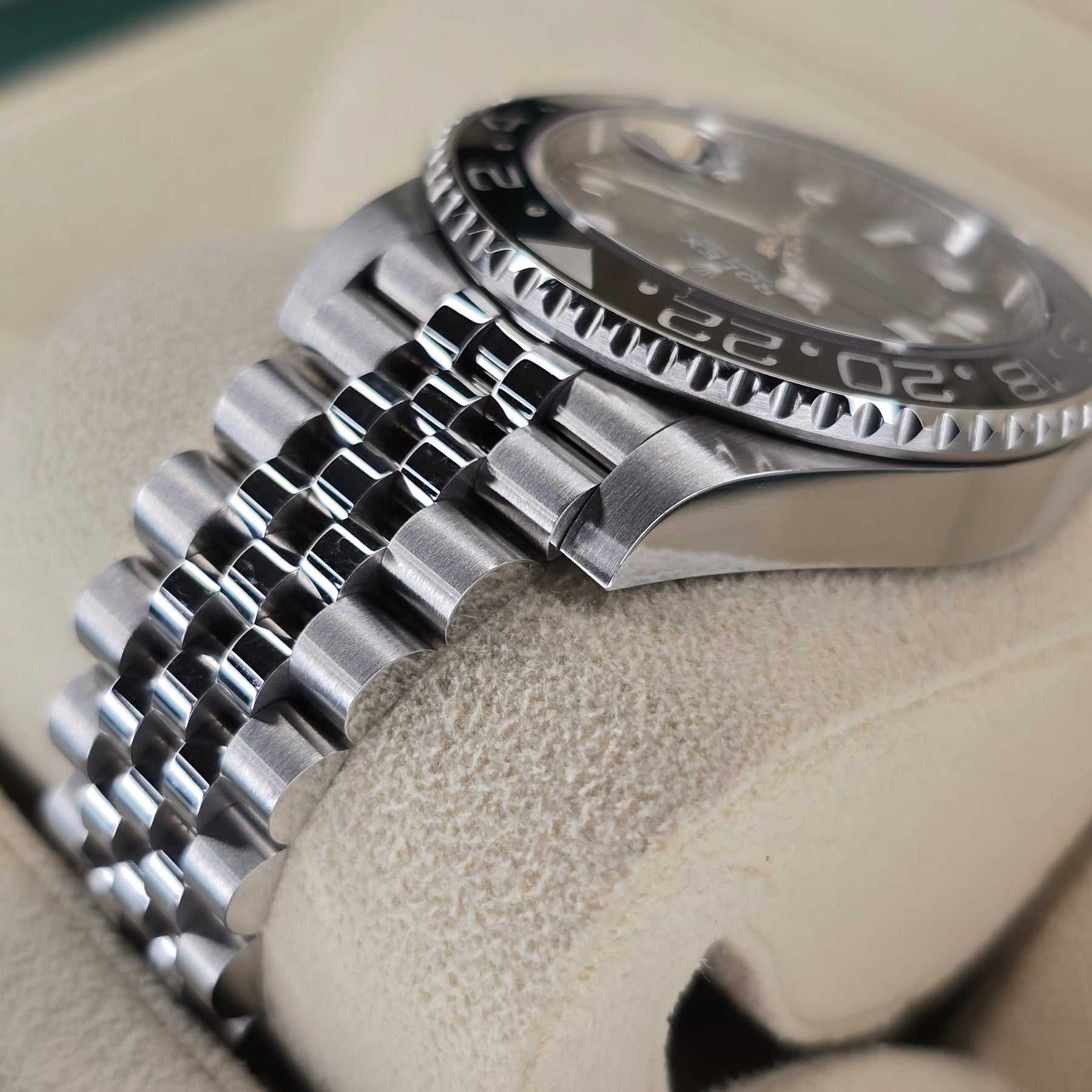 Rolex GMT-Master II Bruce Wayne 126710GRNR Jubilee case, bracelet view