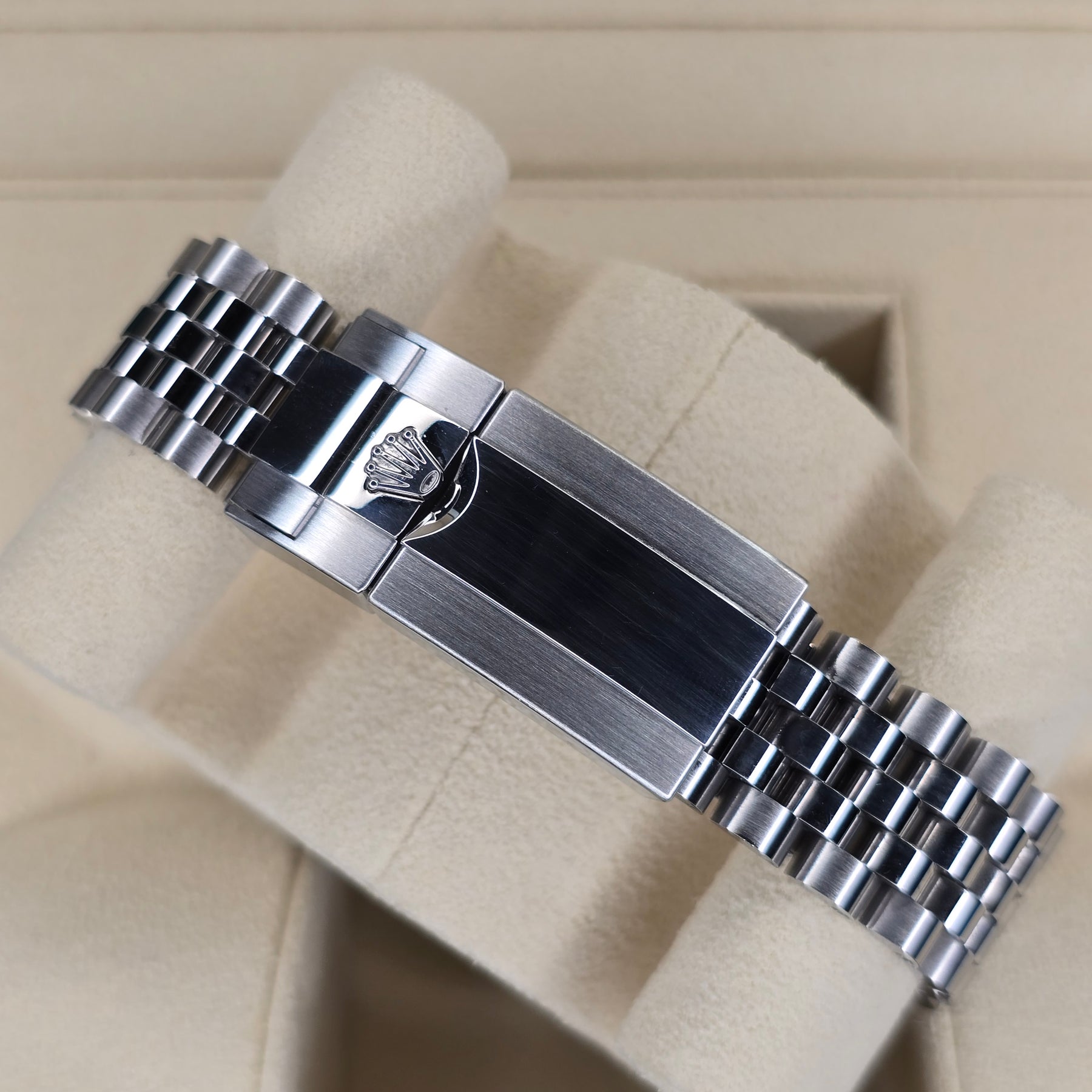 Rolex GMT-Master II Bruce Wayne 126710GRNR Jubilee clasp view