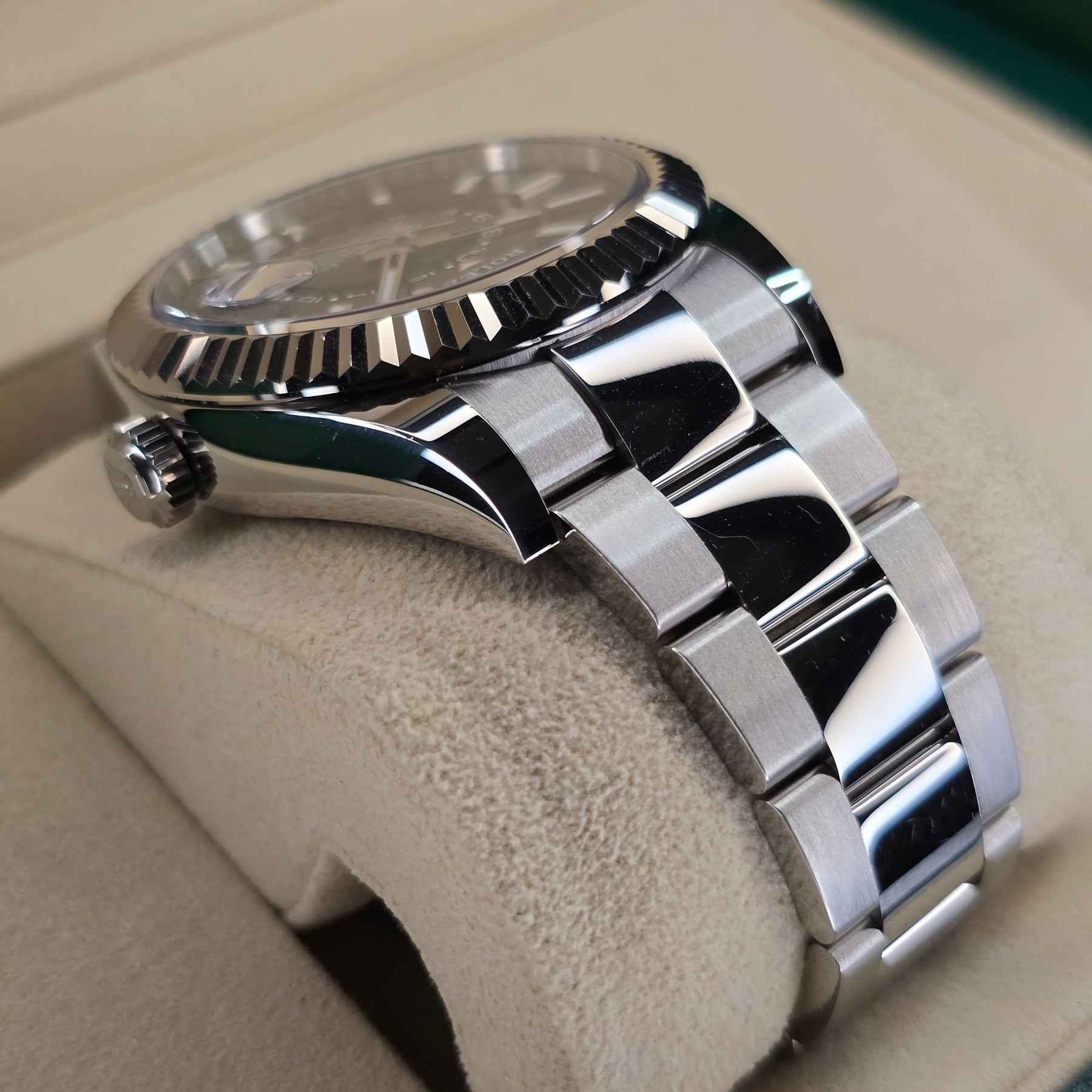 Rolex Sky-Dweller Black Dial 336934 case, bracelet view