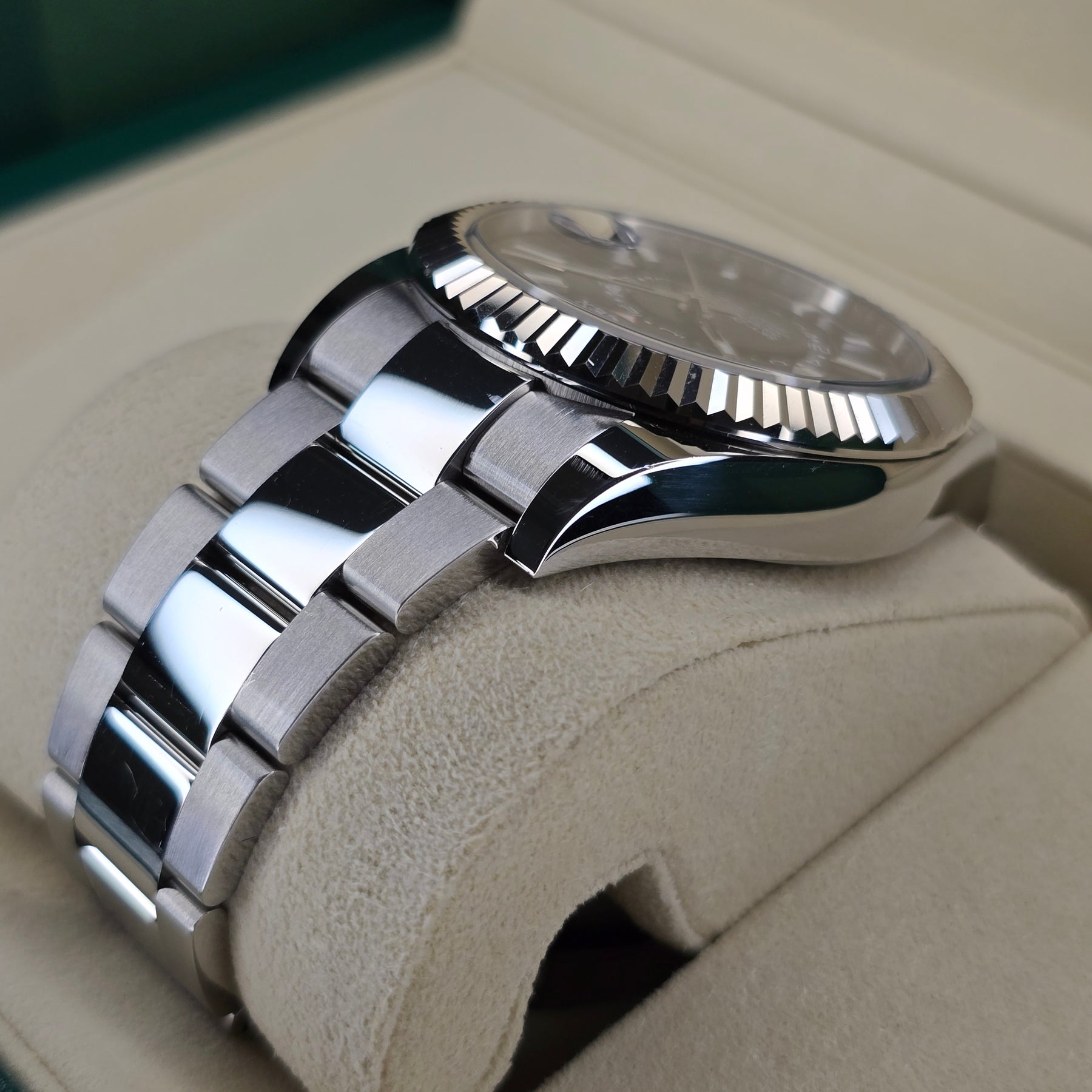 Rolex Sky-Dweller Black Dial 336934 case, bracelet view
