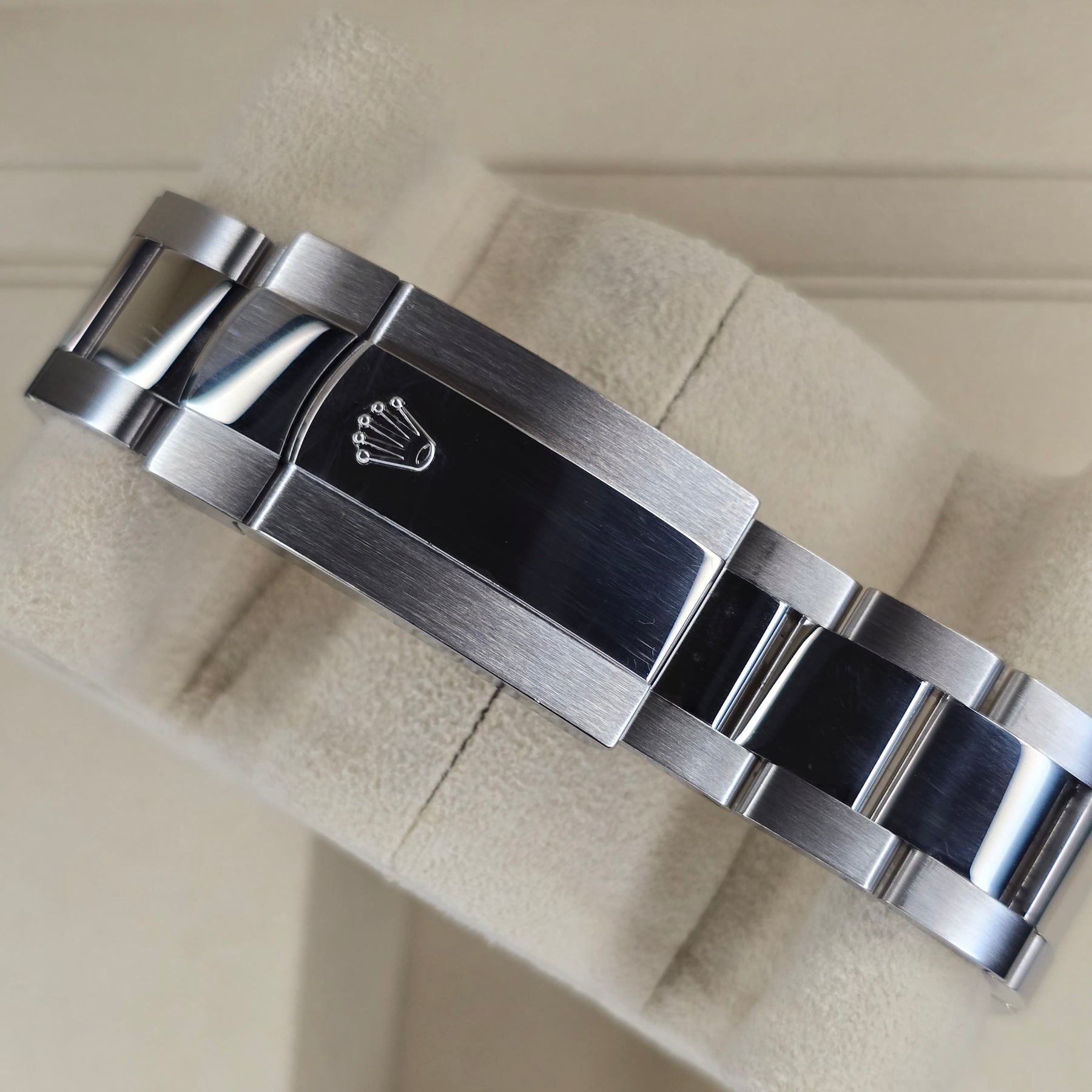 Rolex Sky-Dweller Black Dial 336934 clasp view