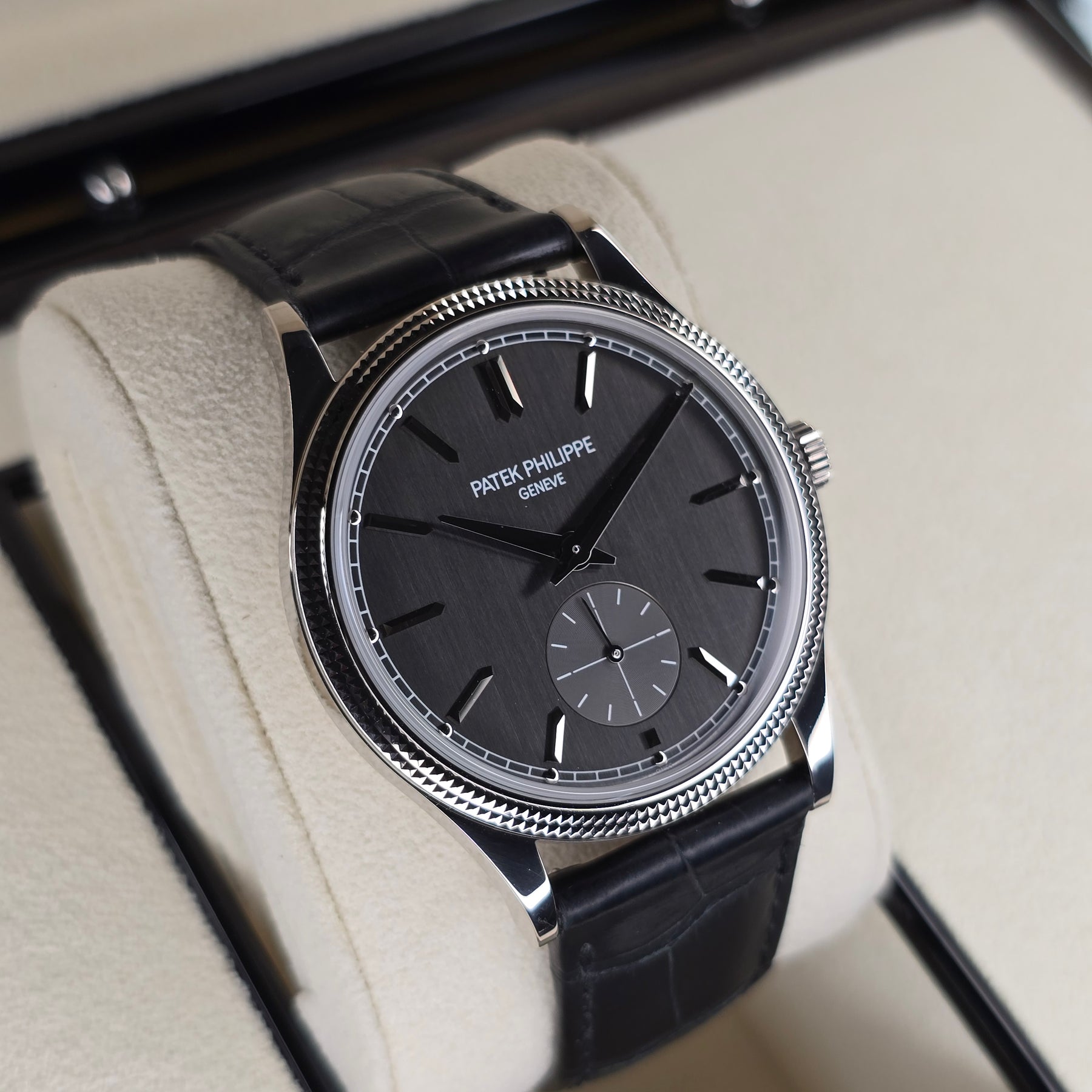 Patek Philippe Calatrava 611G left side case view