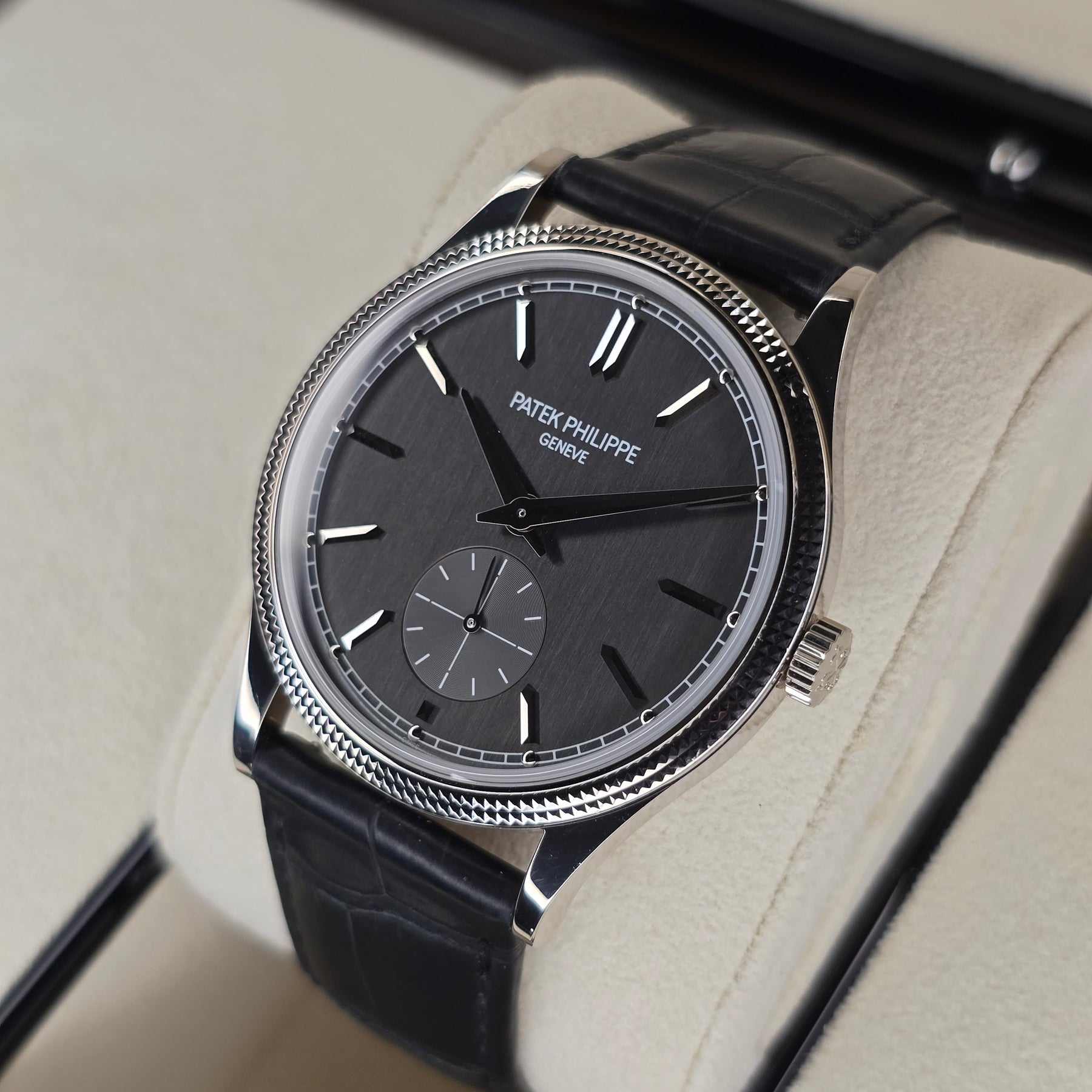 Patek Philippe Calatrava 611G right side case view