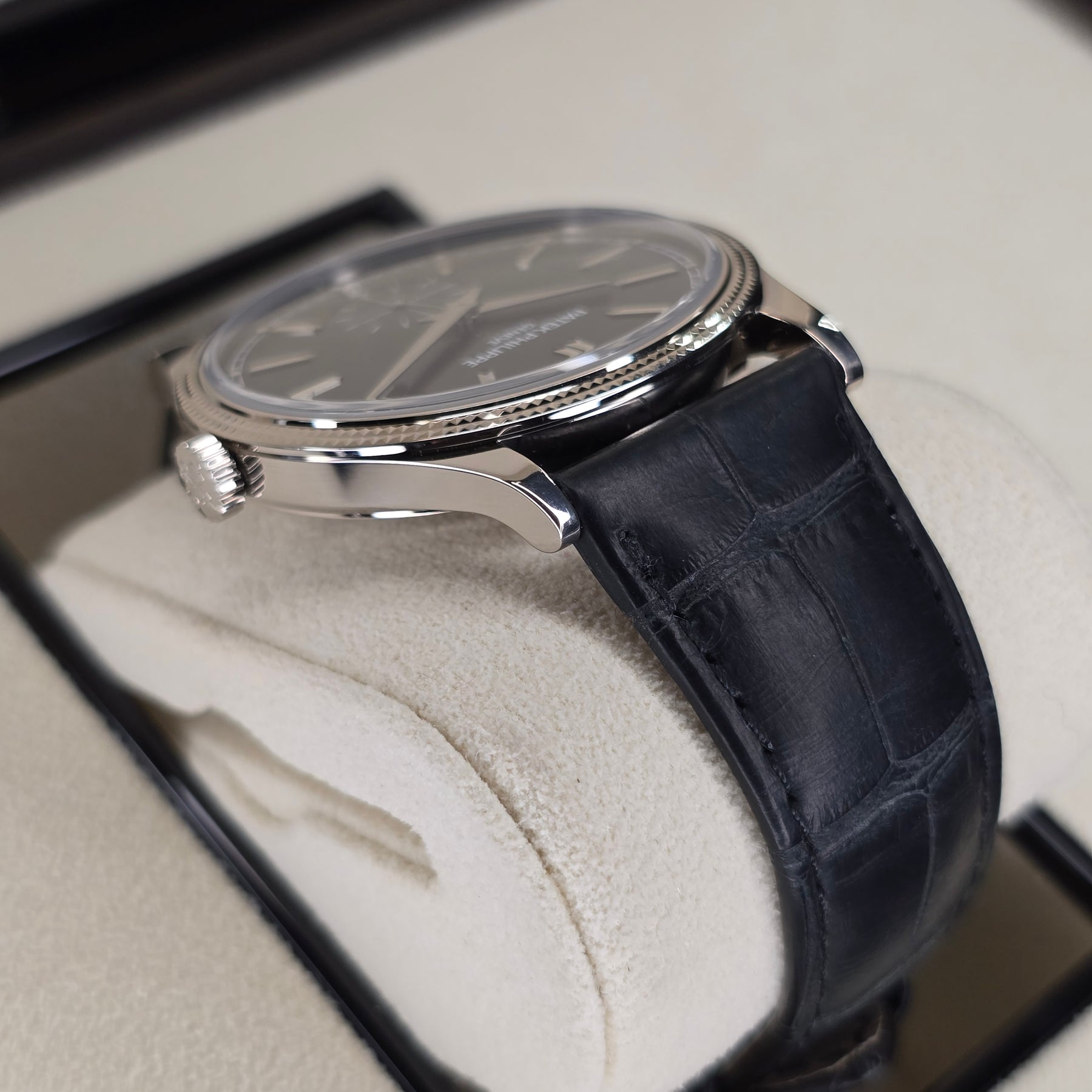 Patek Philippe Calatrava 611G case, strap view