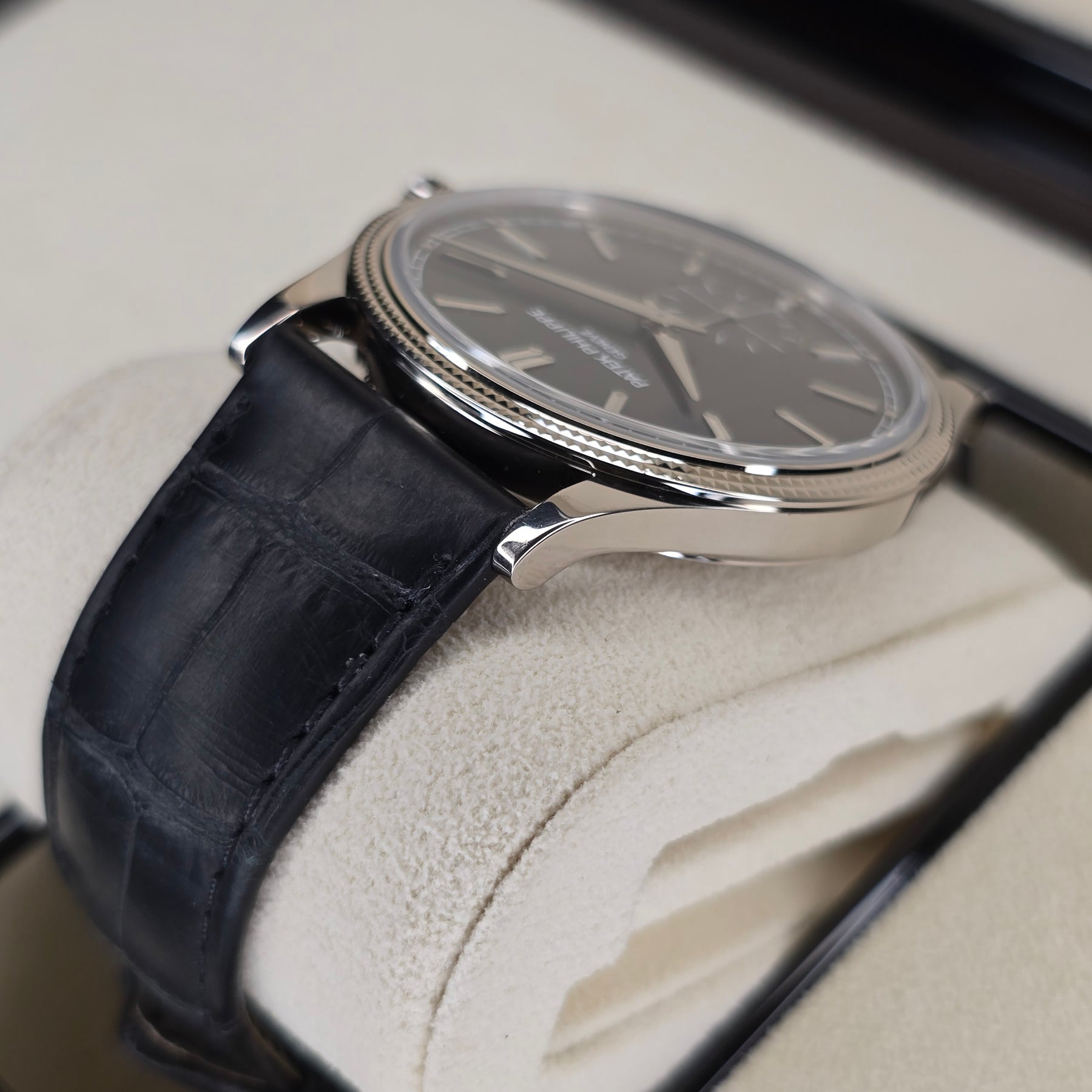Patek Philippe Calatrava 611G case, strap view