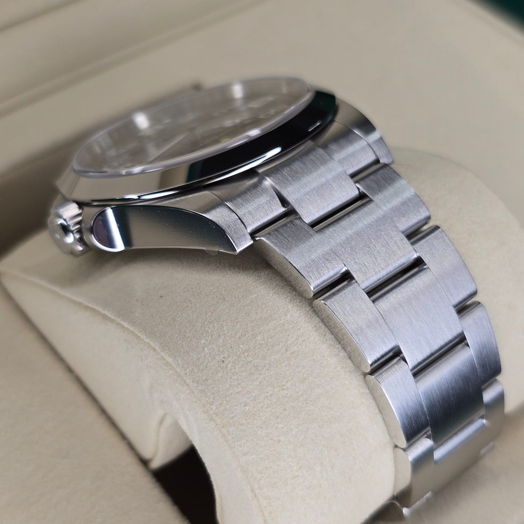 Rolex Air-king 126900 case, oyster bracelet view