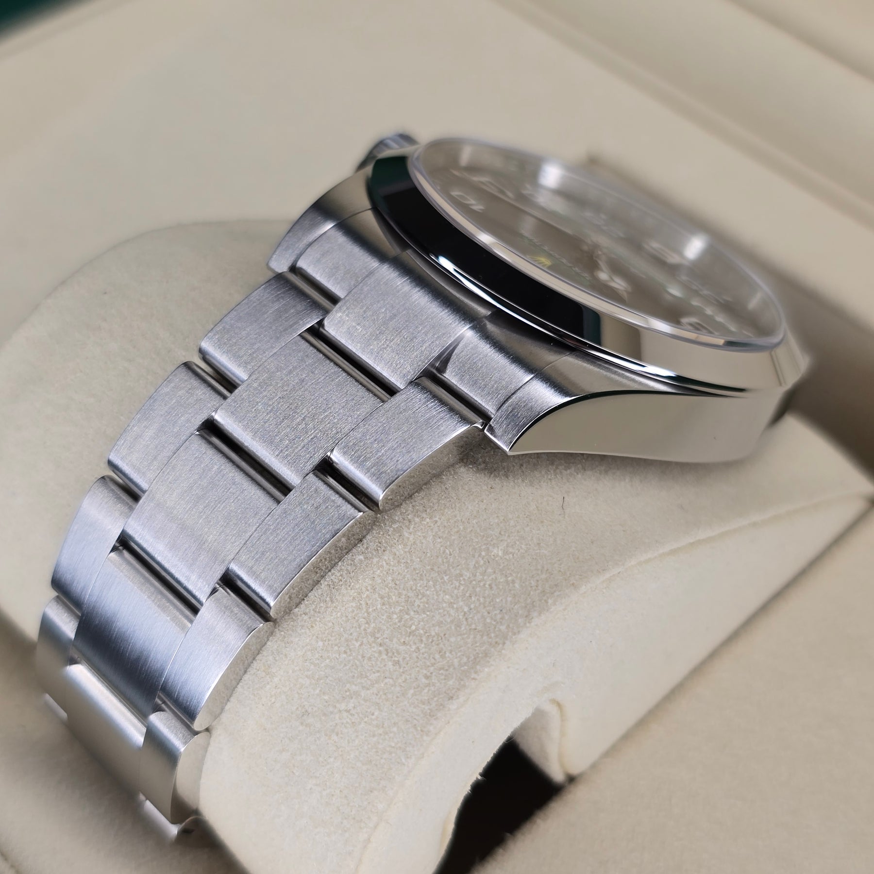 Rolex Air-king 126900 case, oyster bracelet view