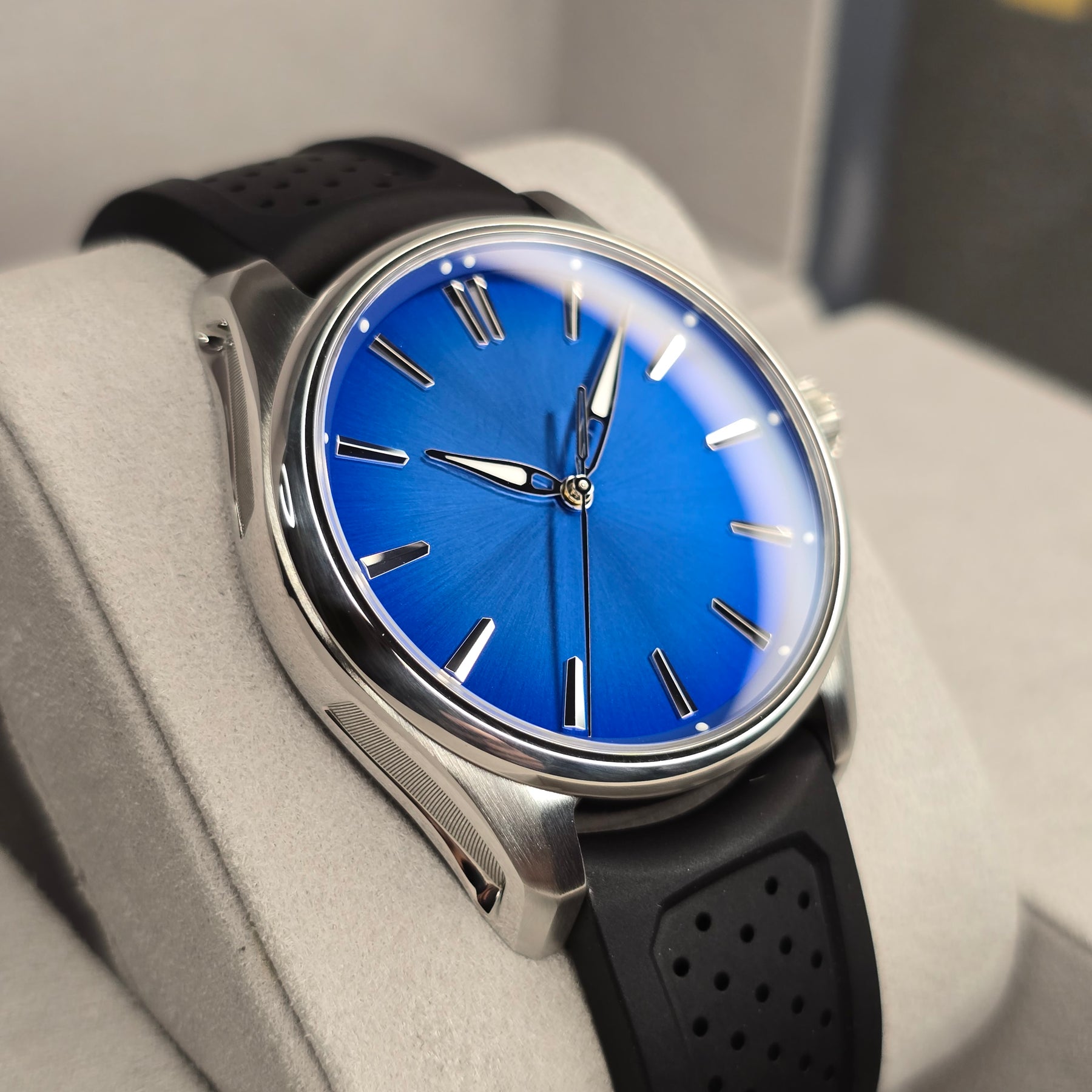 H. Moser & Cie Pioneer Center Seconds Arctic Blue 3200-1217 left side case view