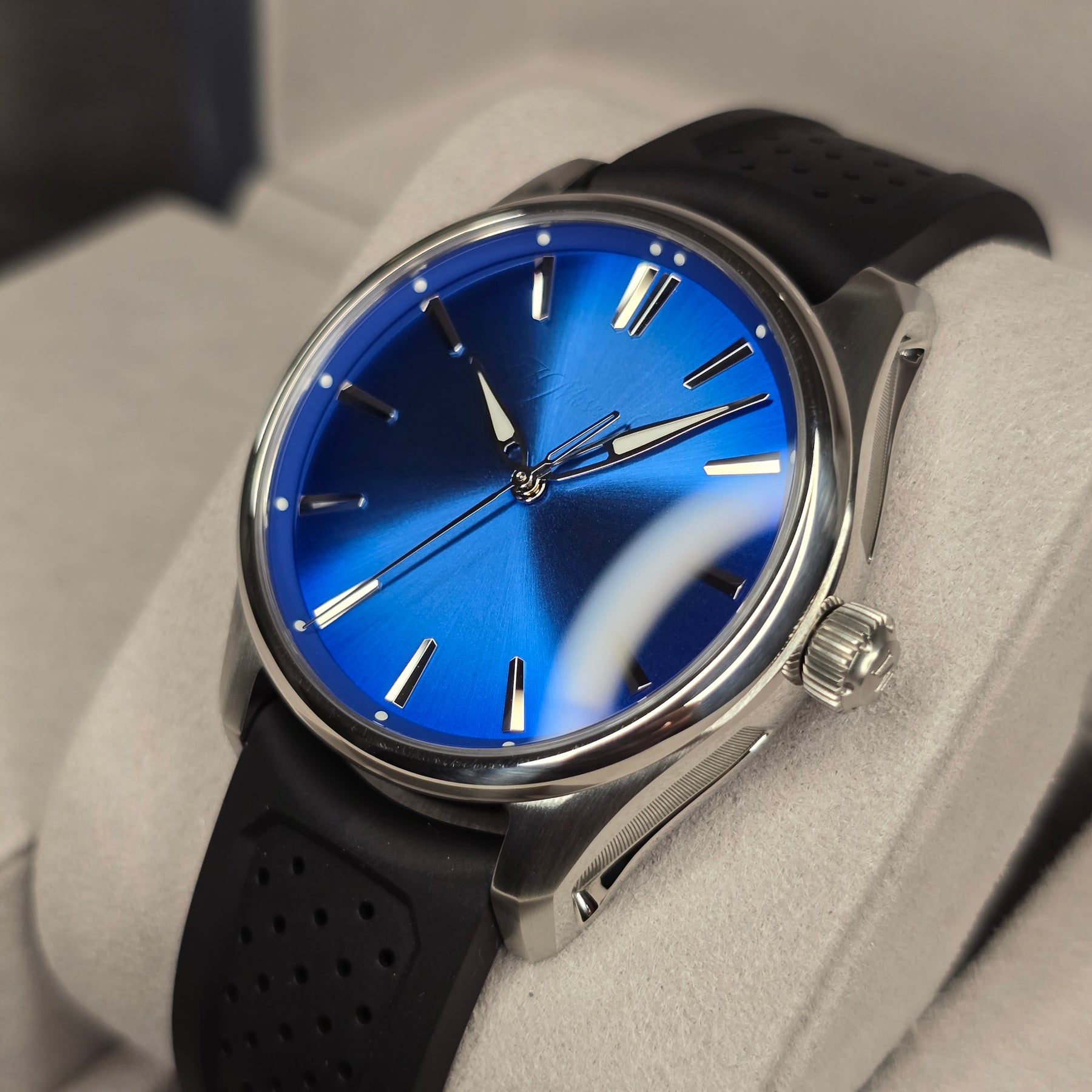 H. Moser & Cie Pioneer Center Seconds Arctic Blue 3200-1217 right side case view
