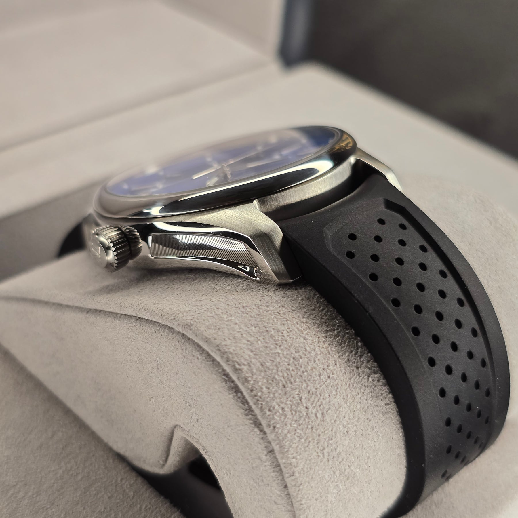 H. Moser & Cie Pioneer Center Seconds Arctic Blue 3200-1217 case, strap view