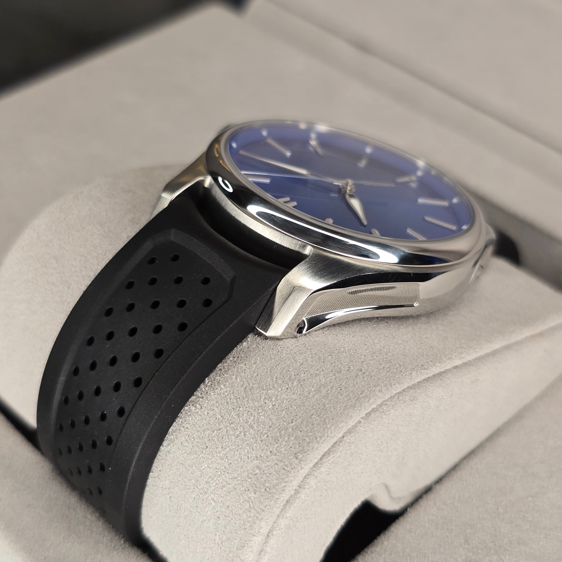 H. Moser & Cie Pioneer Center Seconds Arctic Blue 3200-1217 case strap view