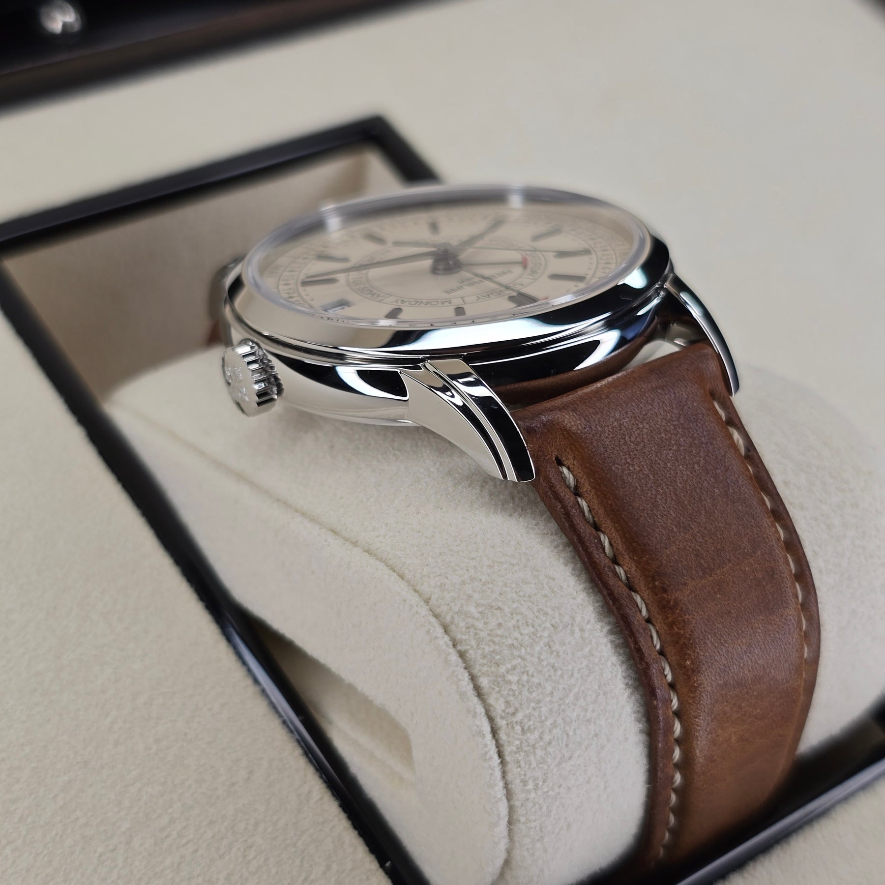 Patek Philippe Weekly Calendar 5212A lugs, clasp view