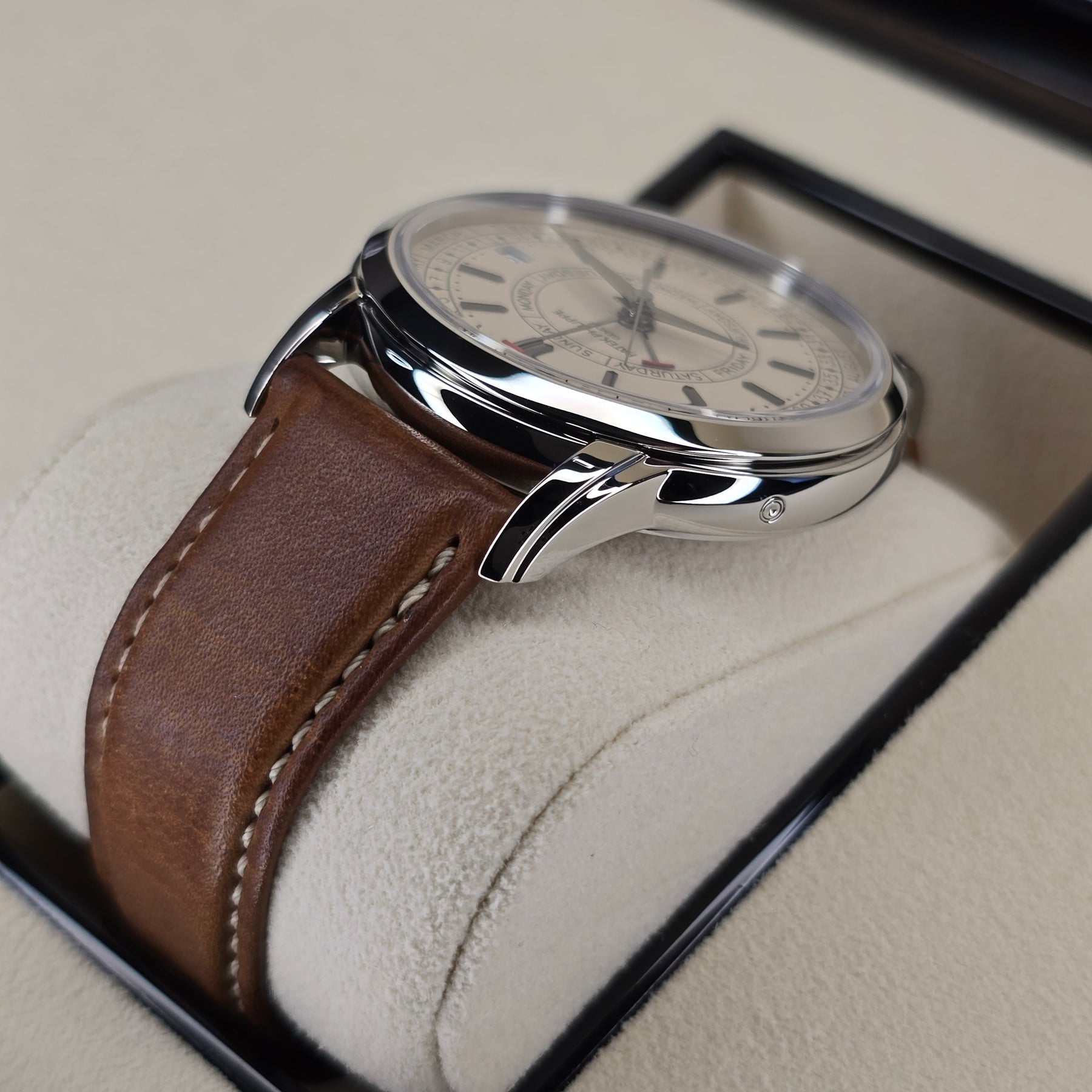 Patek Philippe Weekly Calendar 5212A lugs, case view