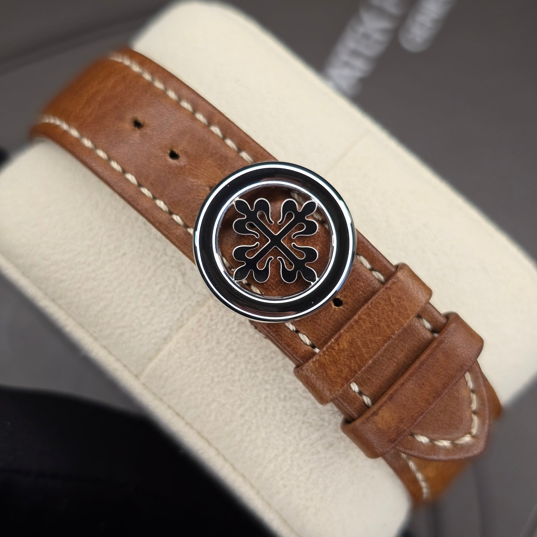 Patek Philippe Weekly Calendar 5212A clasp view