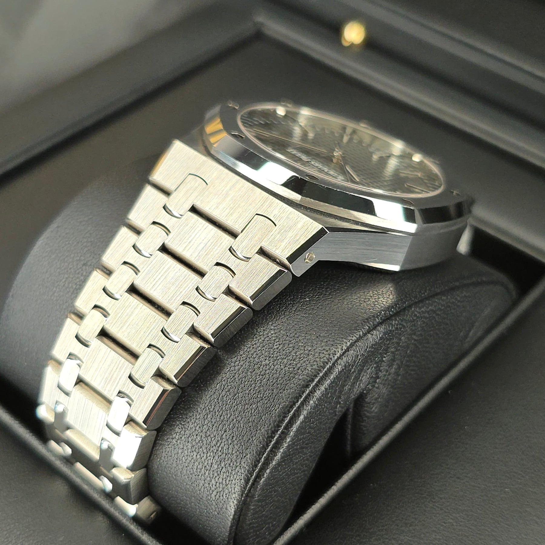 Audemars Piguet Royal Oak 15500st case, bracelet view