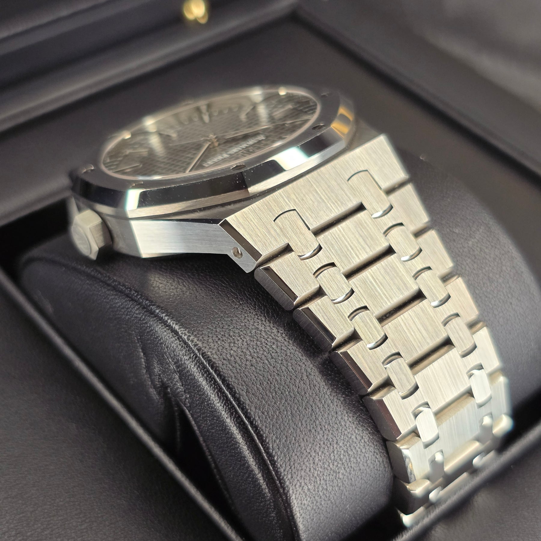 Audemars Piguet Royal Oak 15500st case, bracelet view