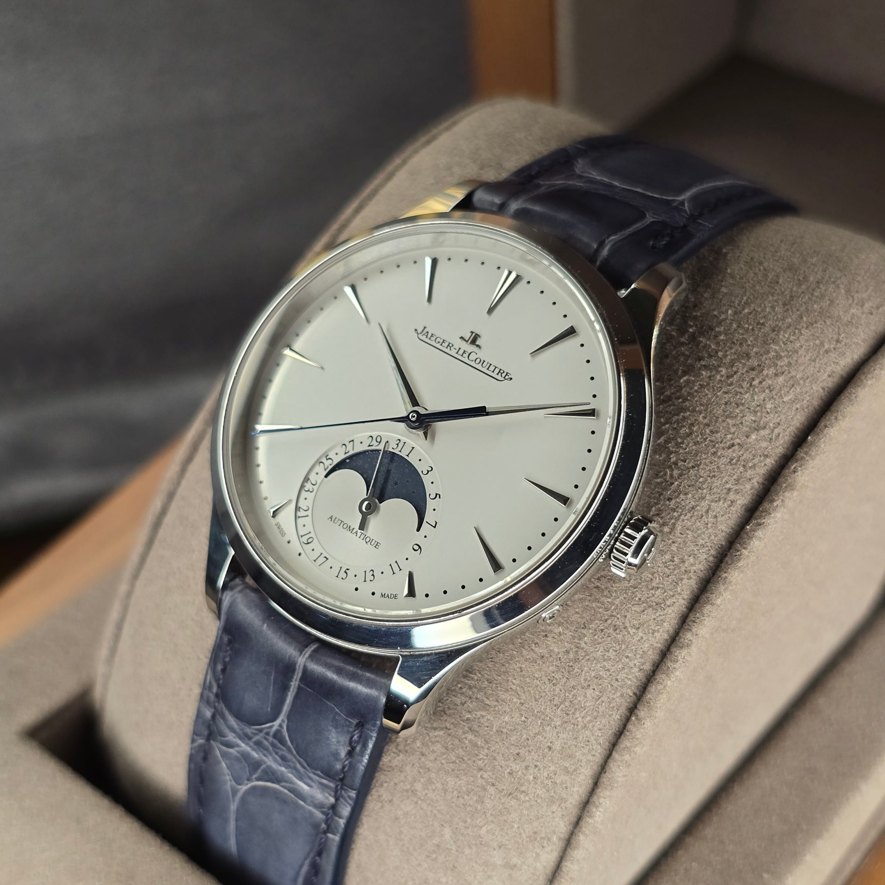 Jeager-LeCoultre Master Ultra Thin Moonphase Q12484 case right side