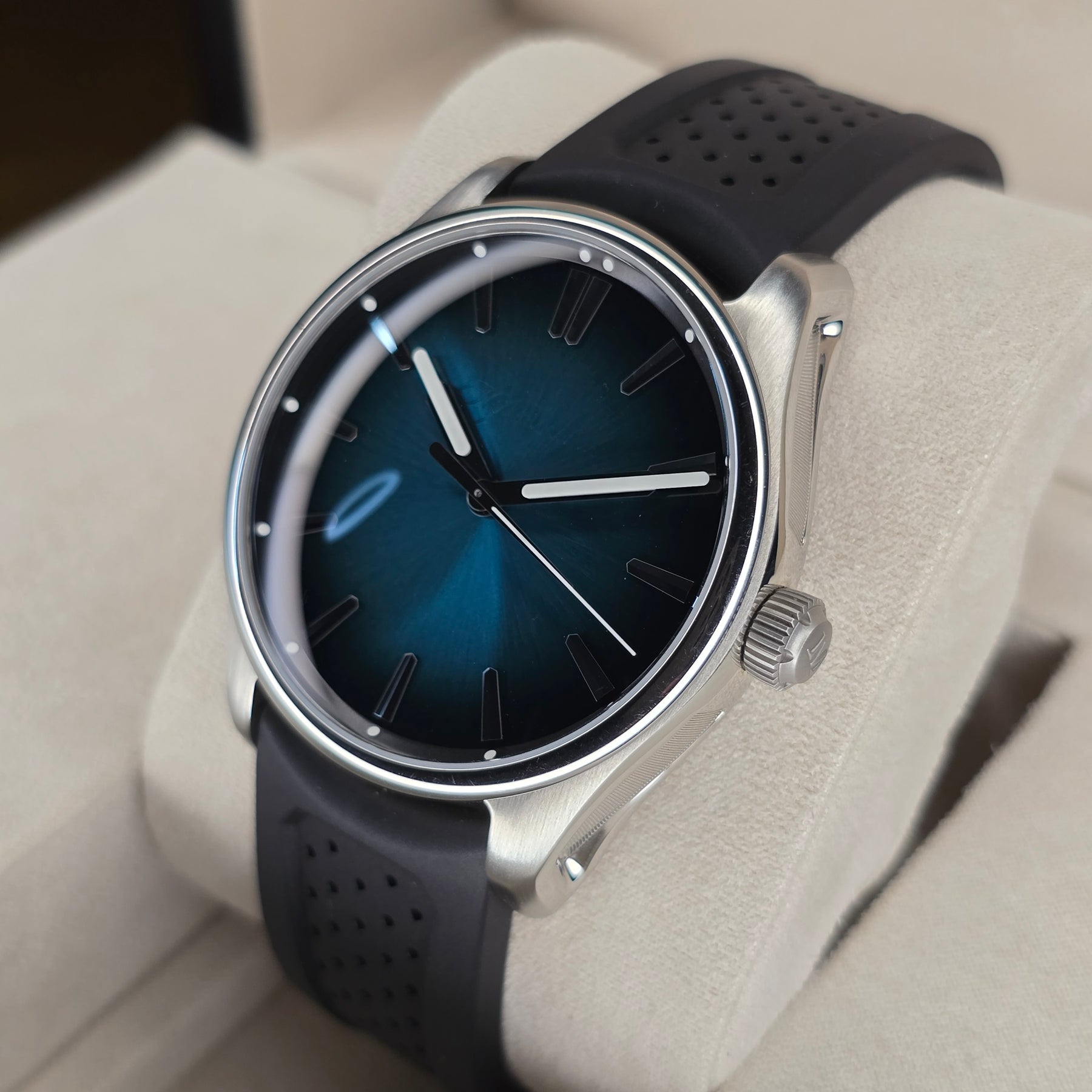 H. Moser & Cie Pioneer Lagoon Blue Fume 3200-1214 right side case