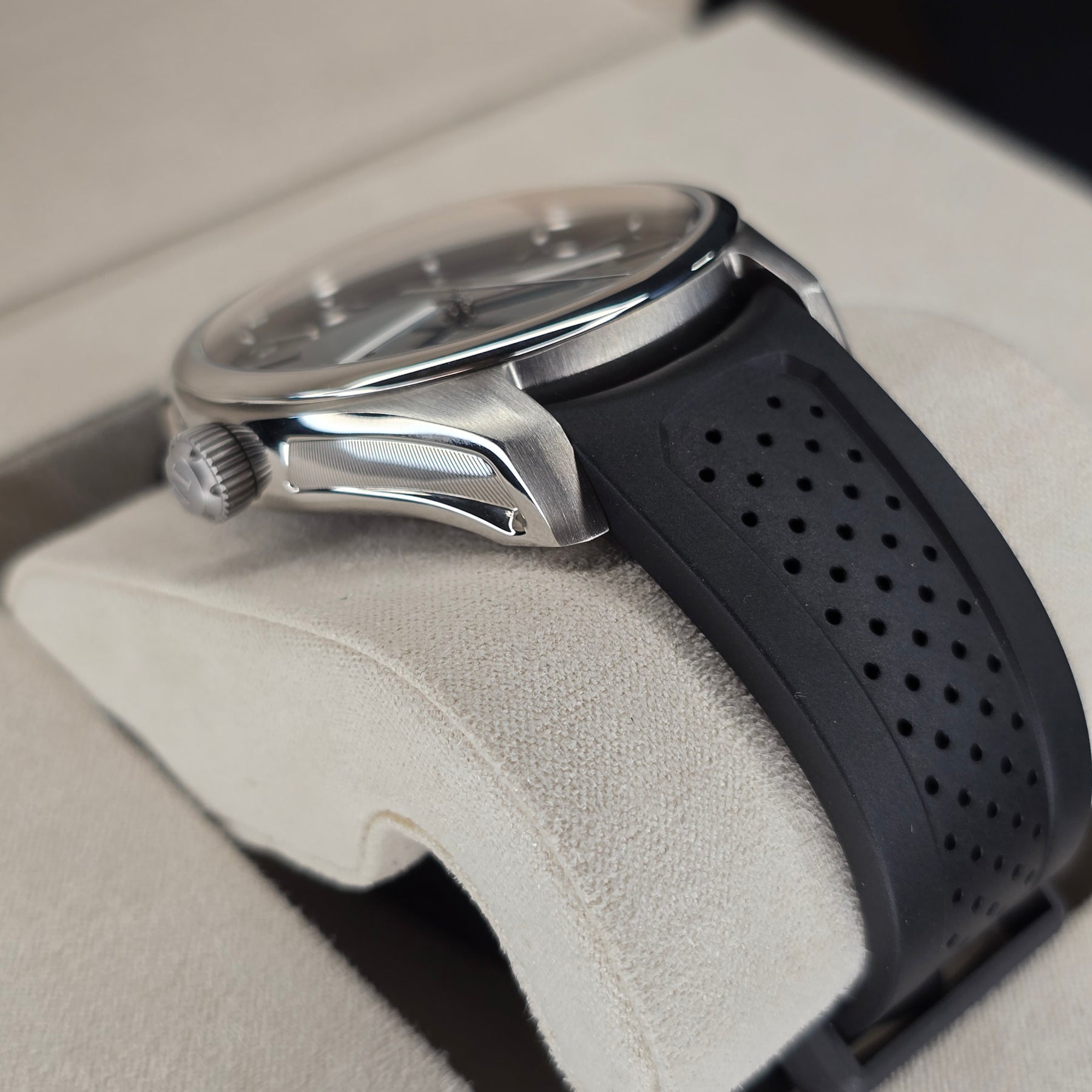 H. Moser & Cie Pioneer Lagoon Blue Fume 3200-1214 lugs and strap