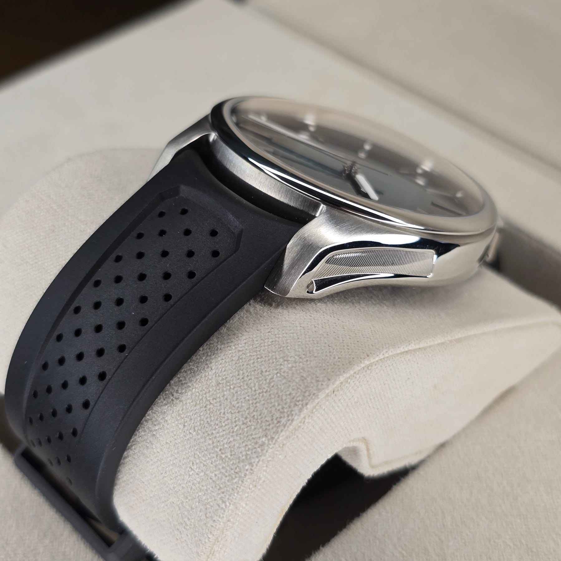 H. Moser & Cie Pioneer Lagoon Blue Fume 3200-1214 right side case