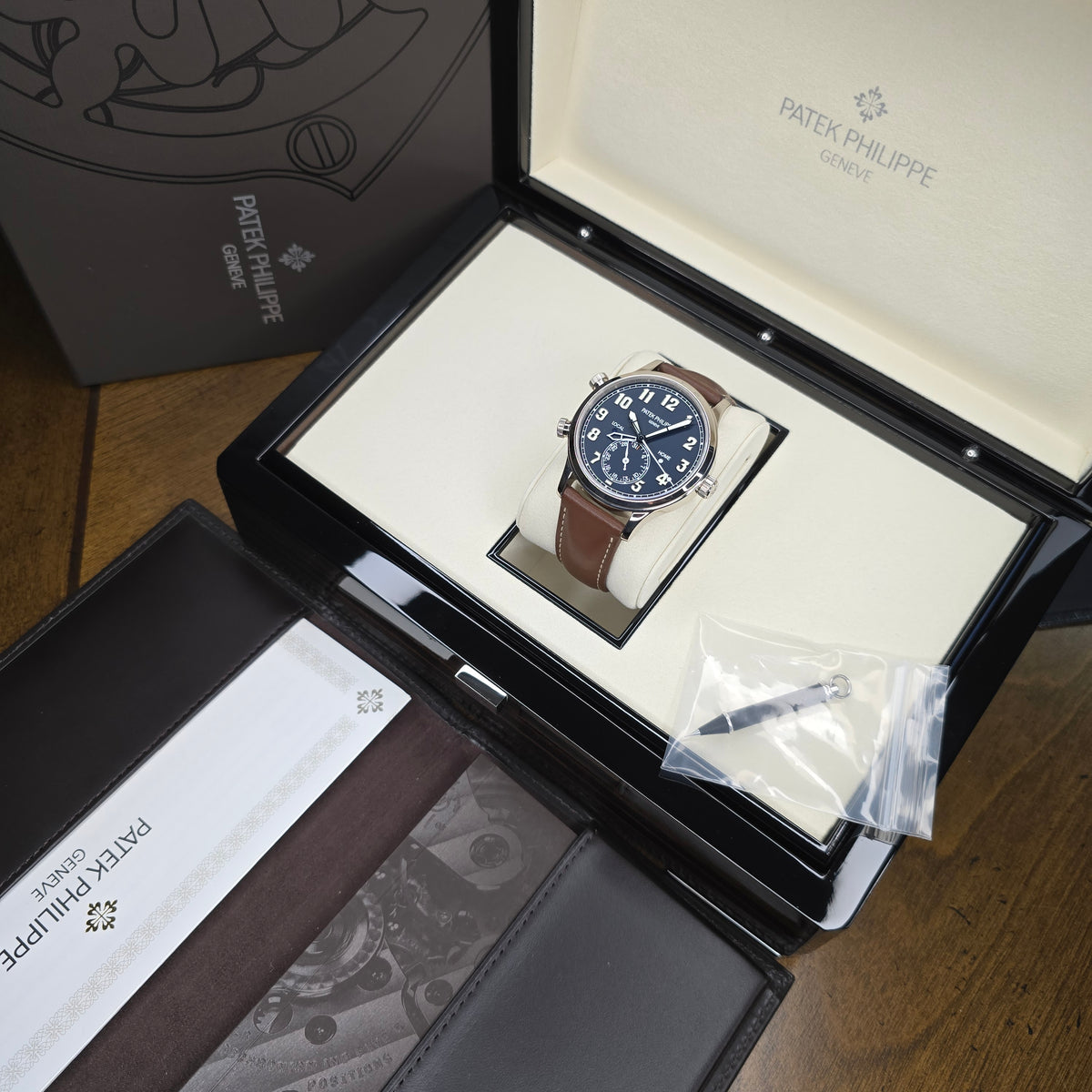 Patek Philippe Calatrava Pilot Travel Time 5524G-001 full set