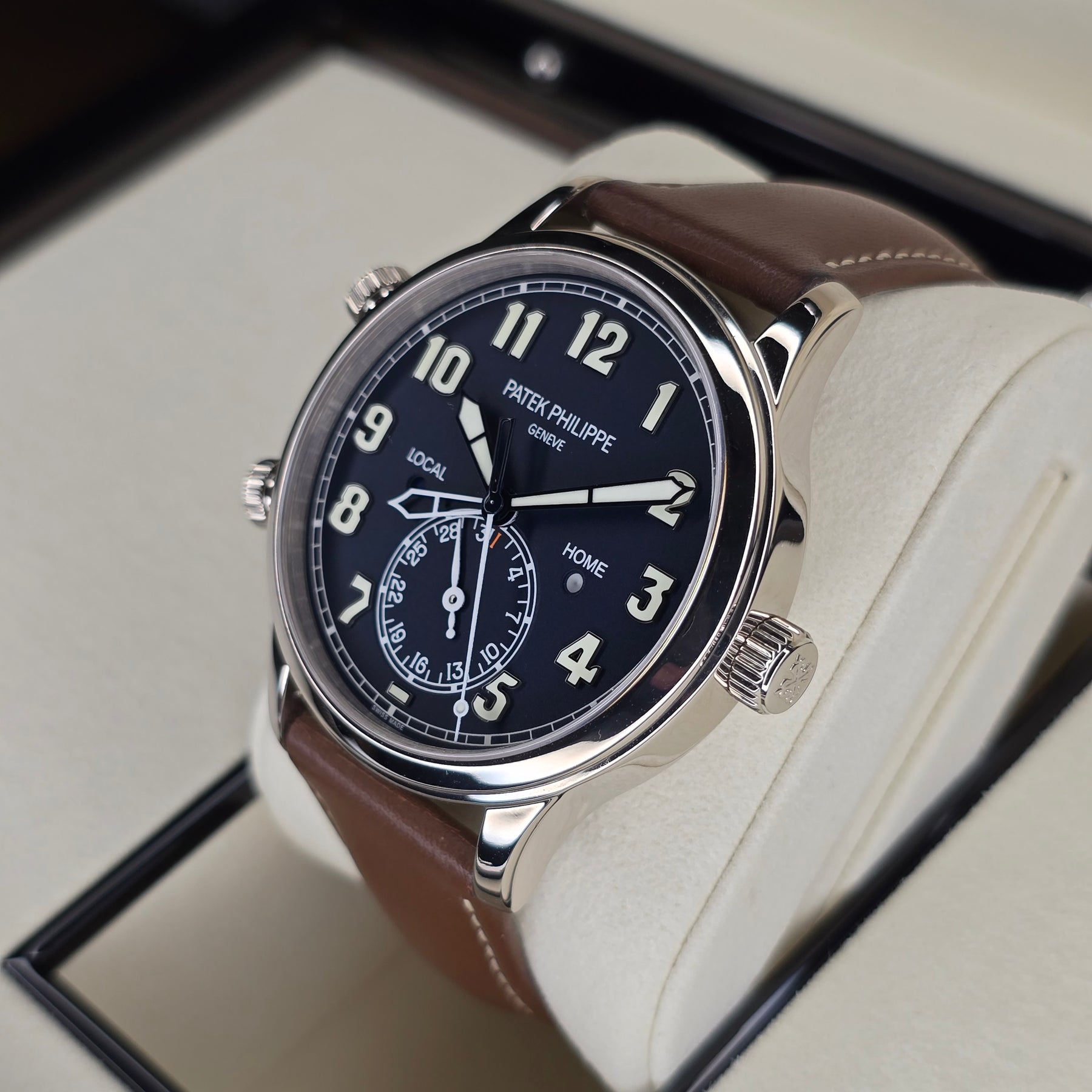 Patek Philippe Calatrava Pilot Travel Time 5524G-001 right side case