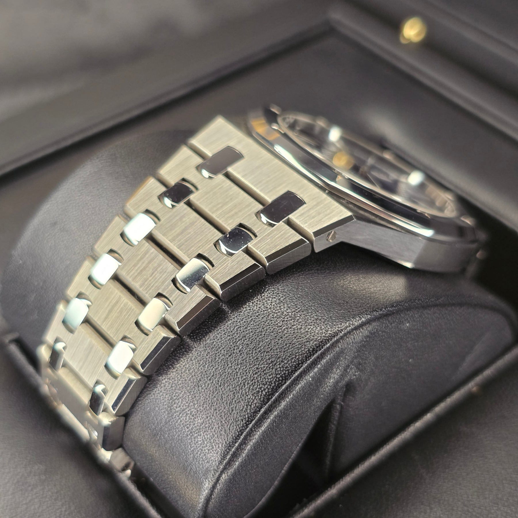 Audemars Piguet Royal Oak Jumbo Extra Thin 15202IP case, bracelet