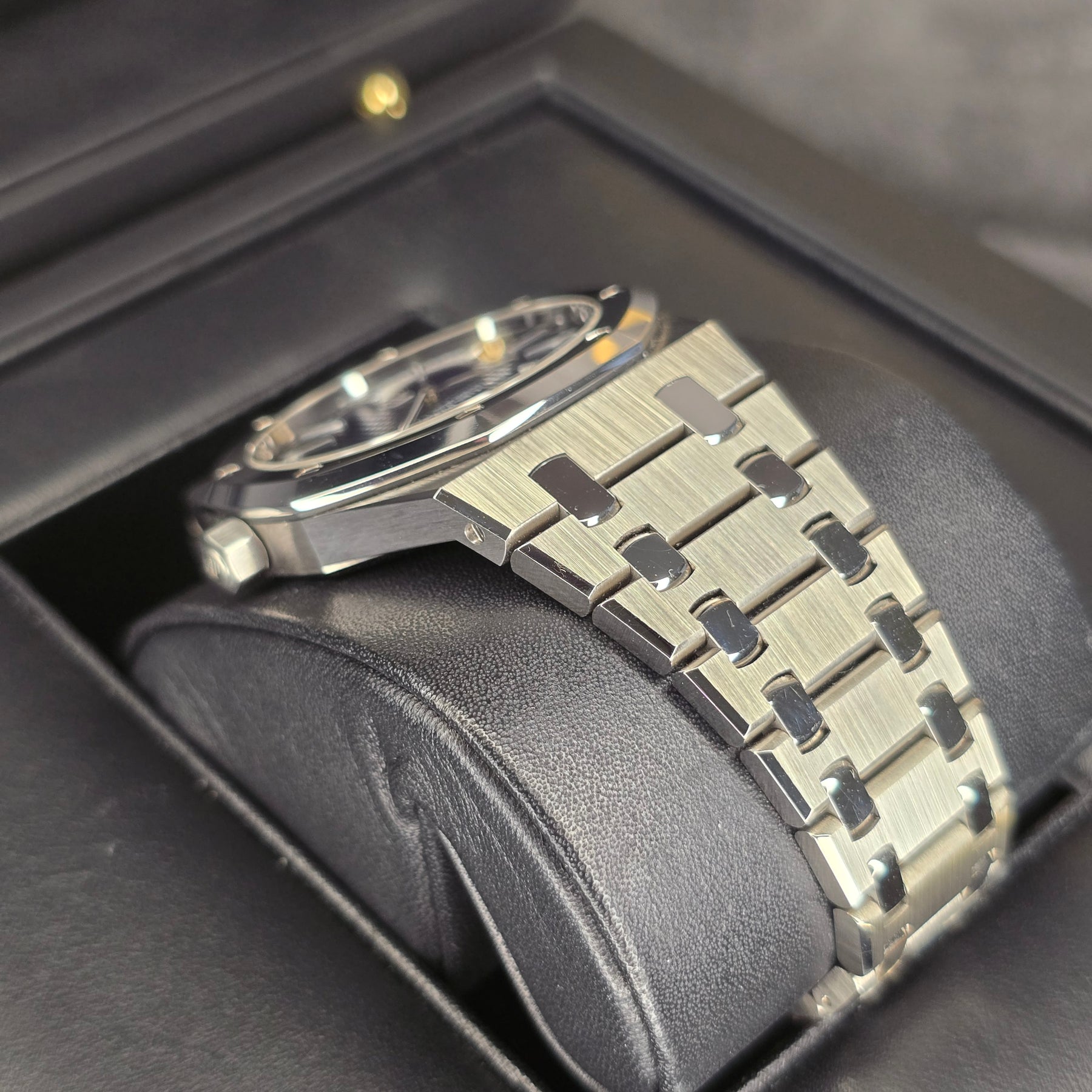 Audemars Piguet Royal Oak Jumbo Extra Thin 15202IP case, bracelet