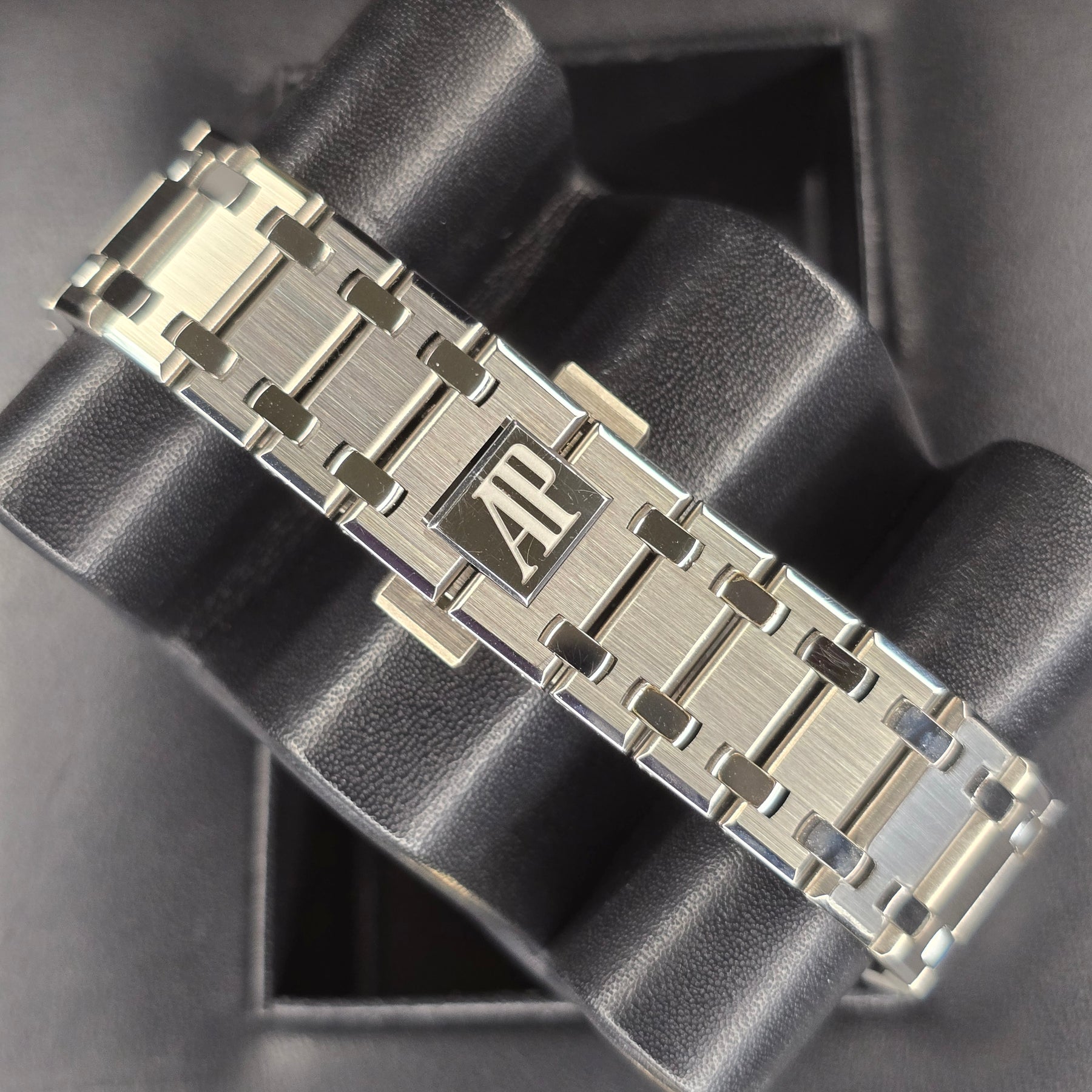 Audemars Piguet Royal Oak Jumbo Extra Thin 15202IP clasp
