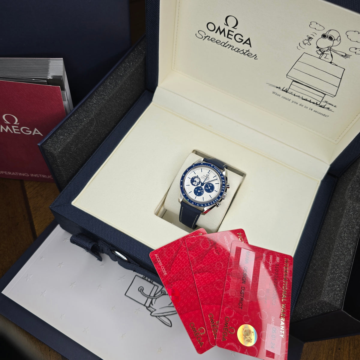 Omega Speedmaster Silver Snoopy Award 310.32.42.50.02.001 full set