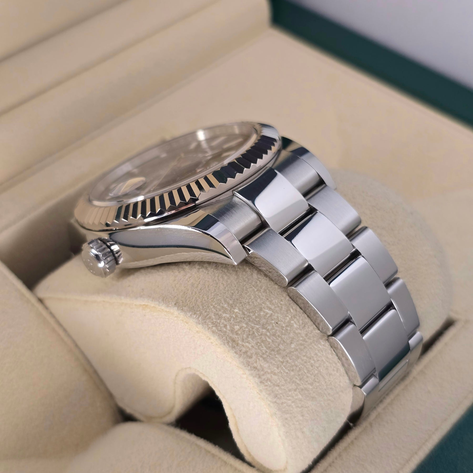 Rolex Sky-Dweller Blue Dial 326934 lugs