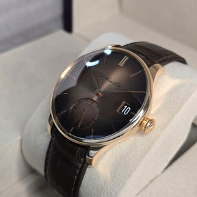 H. Moser & CIE Venturer Big Date  right size case
