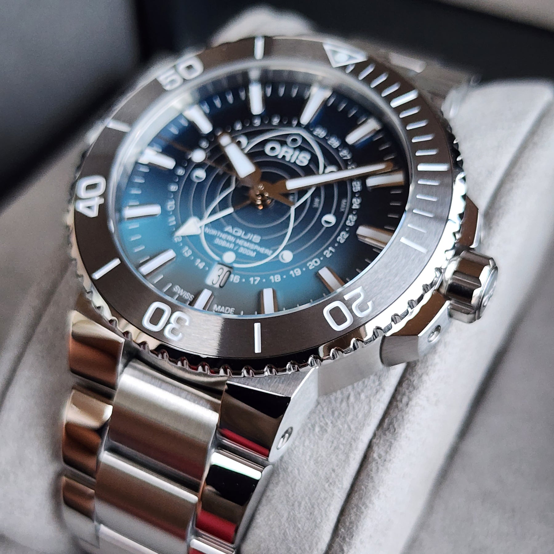 Oris Aquis Dat Watt 45.5mm right view 