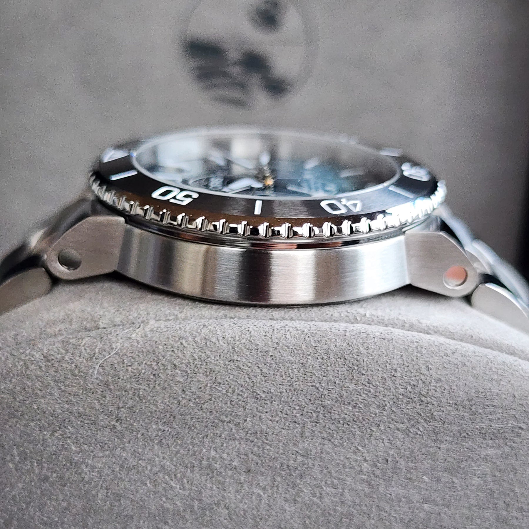 Oris Aquis Dat Watt 45.5mm side view 