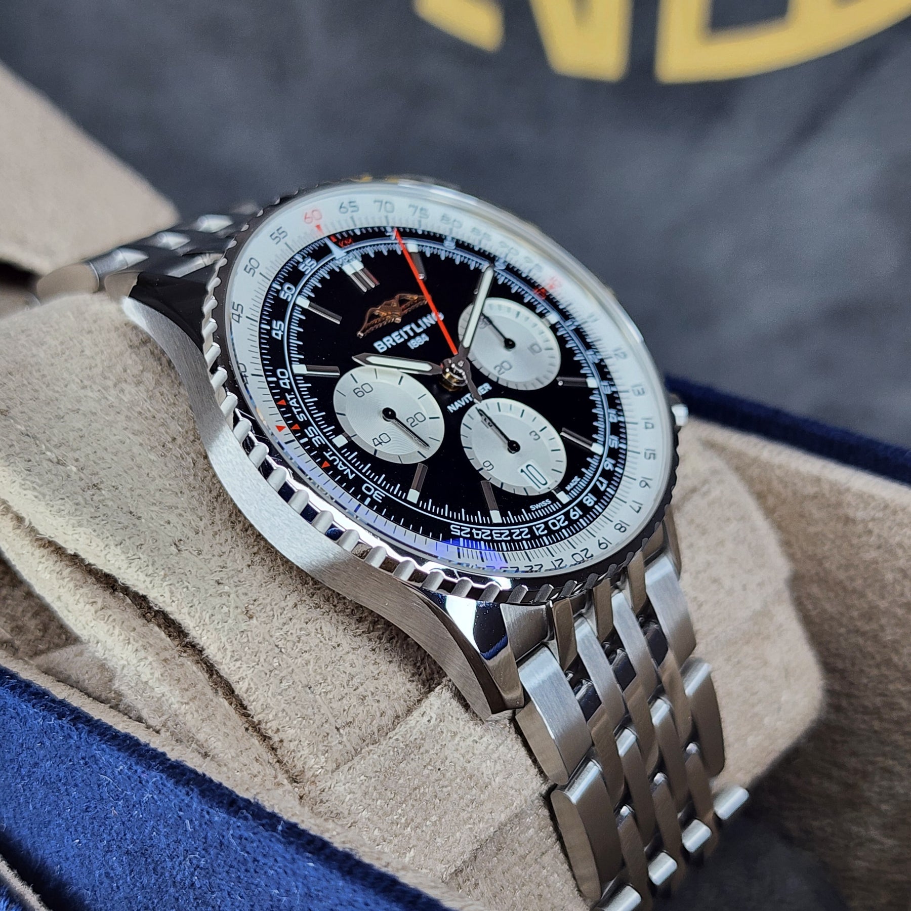 Breitling Navitimer B01 43mm left side view