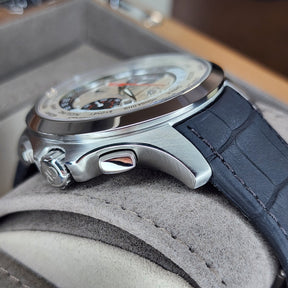 Girard-Perregaux Traveller WW.TC lug, strap view