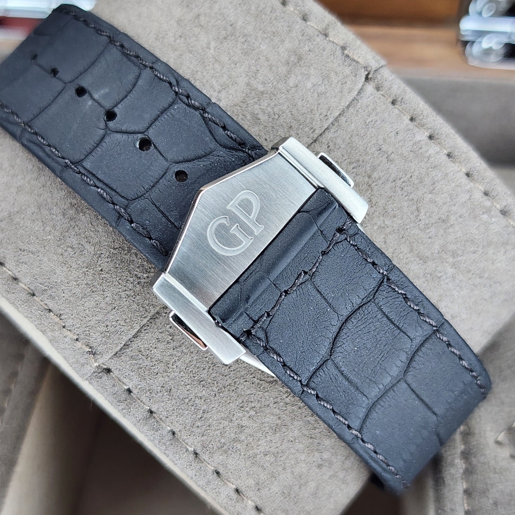 Girard-Perregaux Traveller WW.TC clasp view