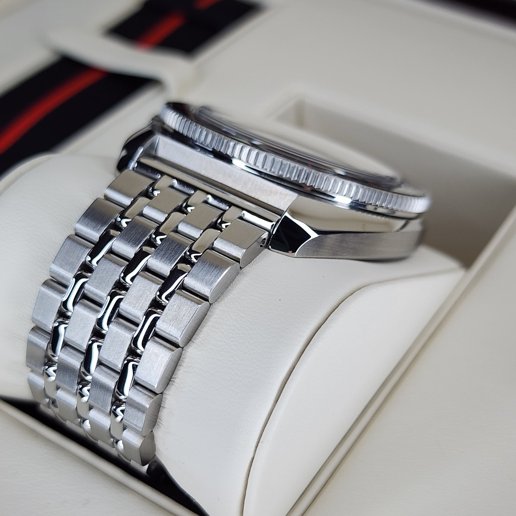 Longines Ultra-Chron case, bracelet view